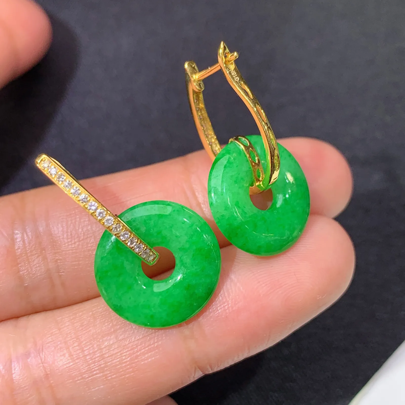 阳绿甜甜圈耳坠，18k金镶嵌，简约时尚，冰润色阳，种水足， 尺寸14.6*2.7