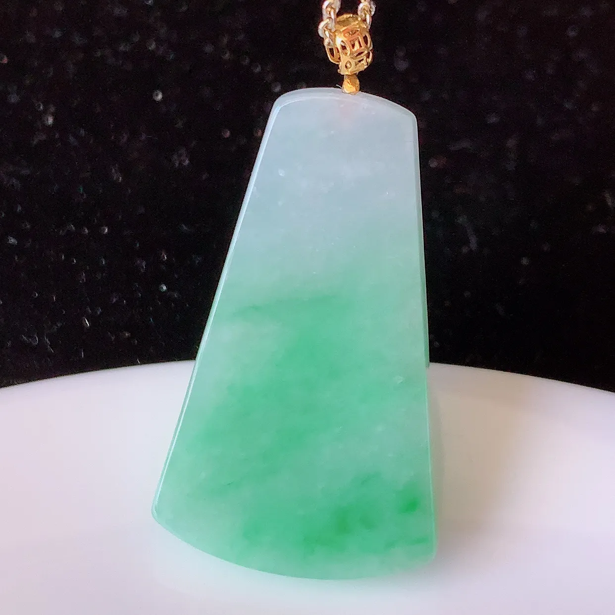 18K金镶嵌冰润飘绿翡翠平安无事牌吊坠，平平安安，无事牌翠色灵动， 佩戴平安时尚！#41.15