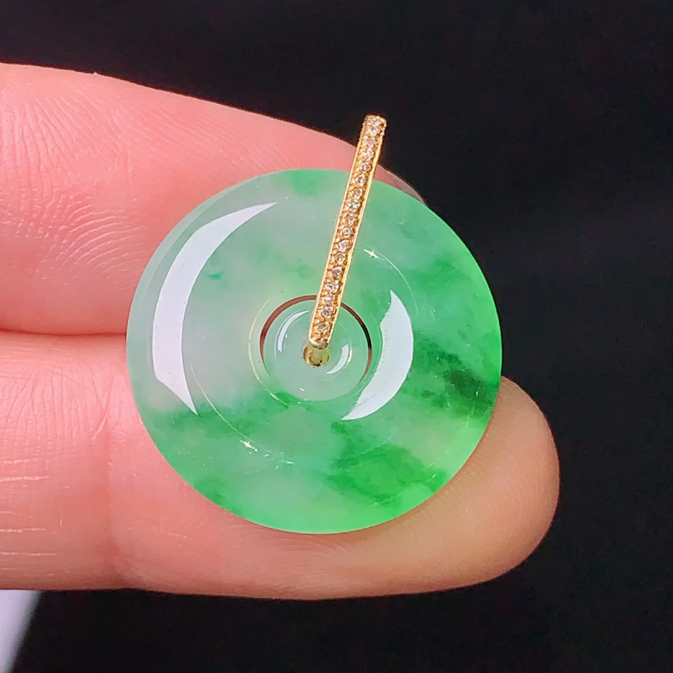 18k金钻镶嵌飘绿子母扣吊坠 玉质细腻 色泽清新艳丽 整体尺寸23*19.6*4