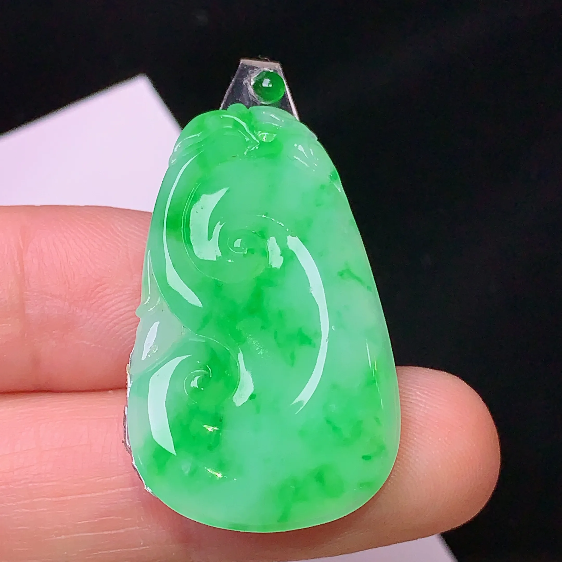 镶嵌款 翠绿如意吊坠 玉质细腻 色泽清新艳丽 整体尺寸33*19.6*3.3