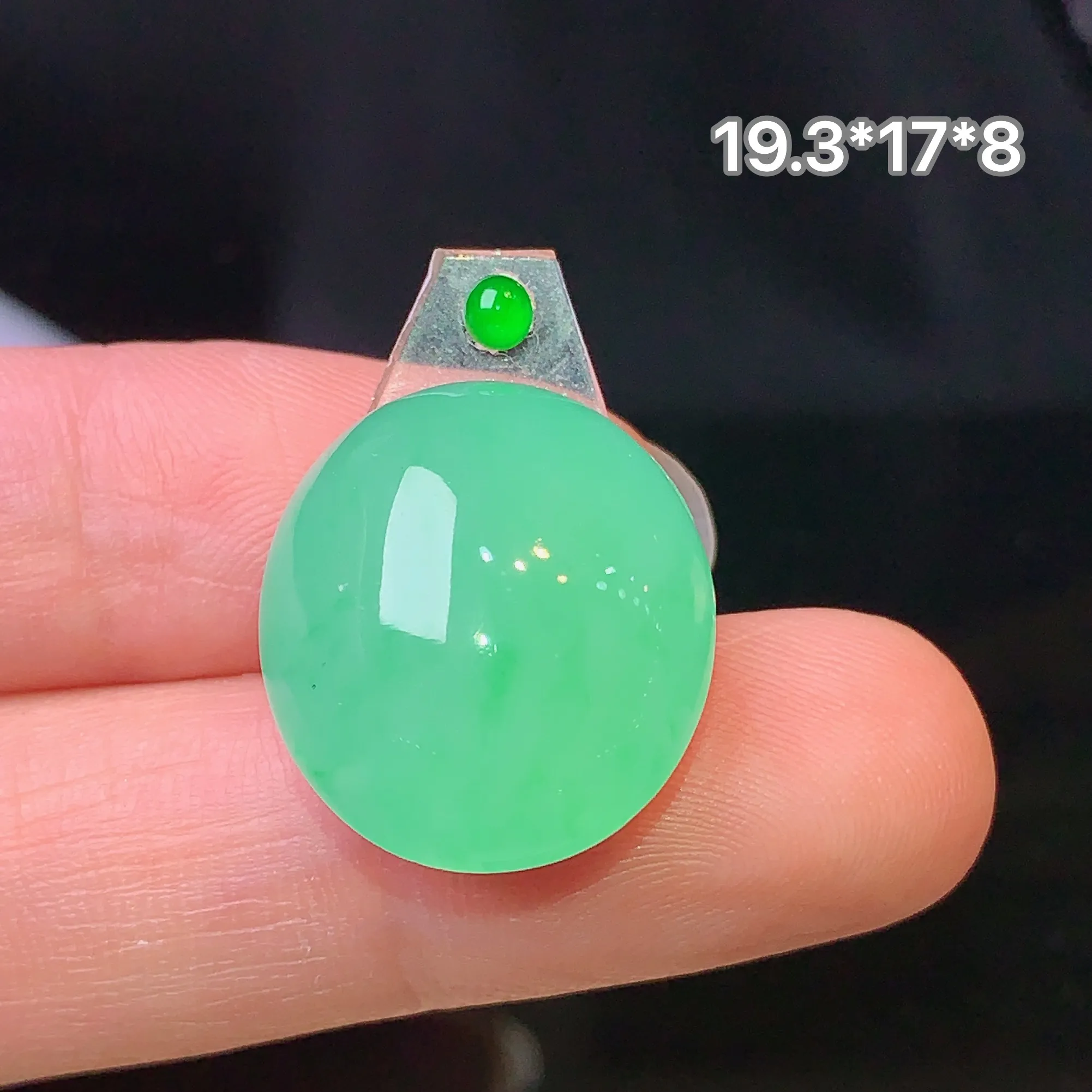 镶嵌款 翠绿蛋面吊坠 玉质细腻 色泽清新艳丽 整体尺寸19.3*17*8