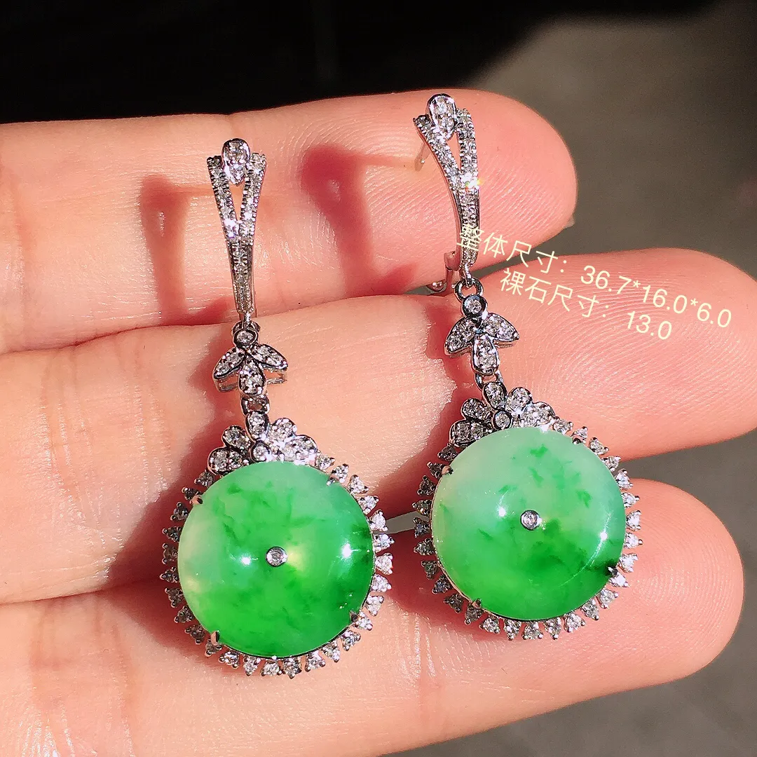 飘绿平安扣耳坠，色泽艳丽，玉质细腻，荧光感超
强，饱满圆润，尽显优雅气质，18k
金豪华镶嵌