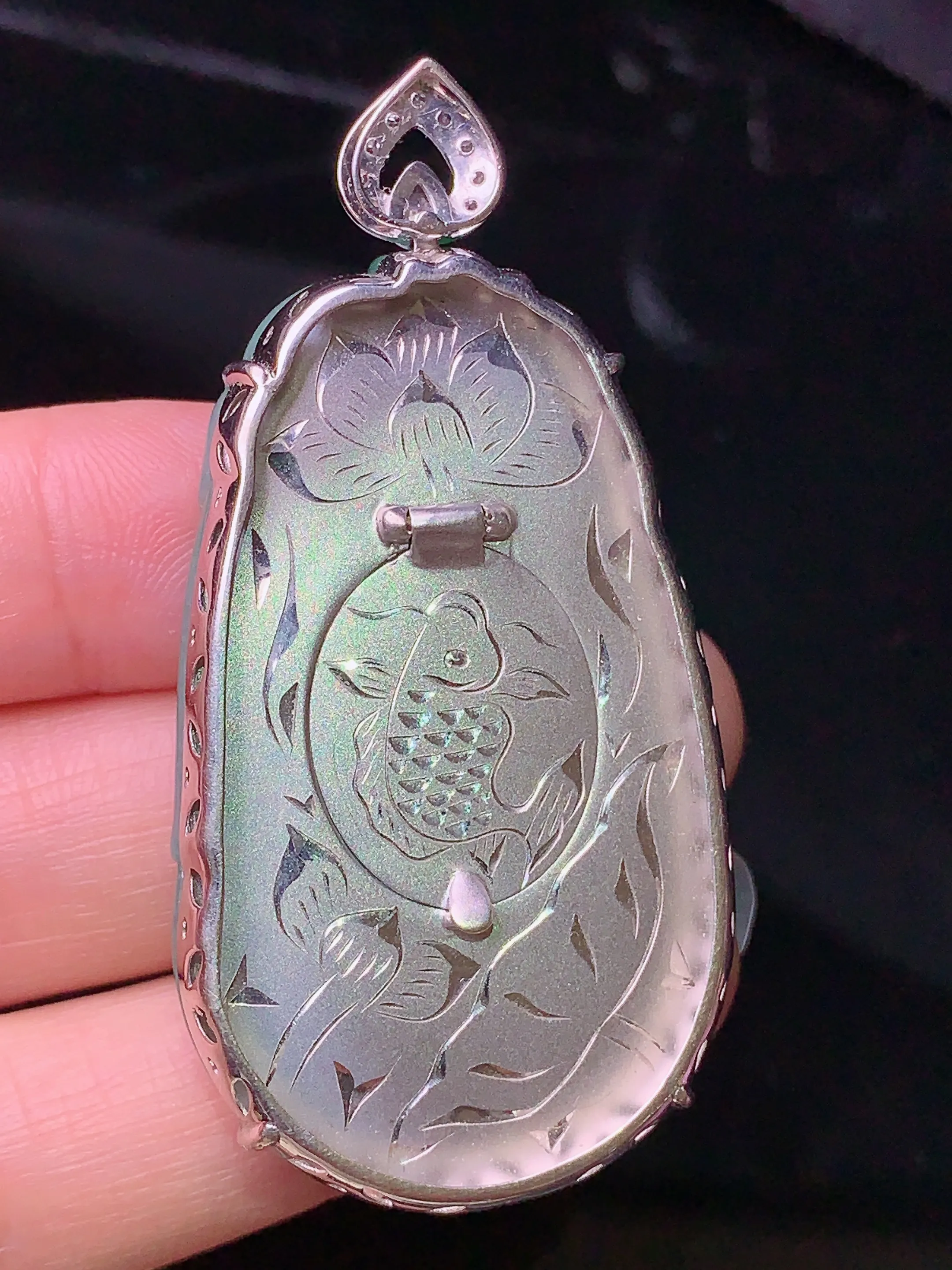 18k金钻镶嵌翠绿如意吊坠 玉质细腻 色泽清新艳丽 整体尺寸55.8*27.5*8.8