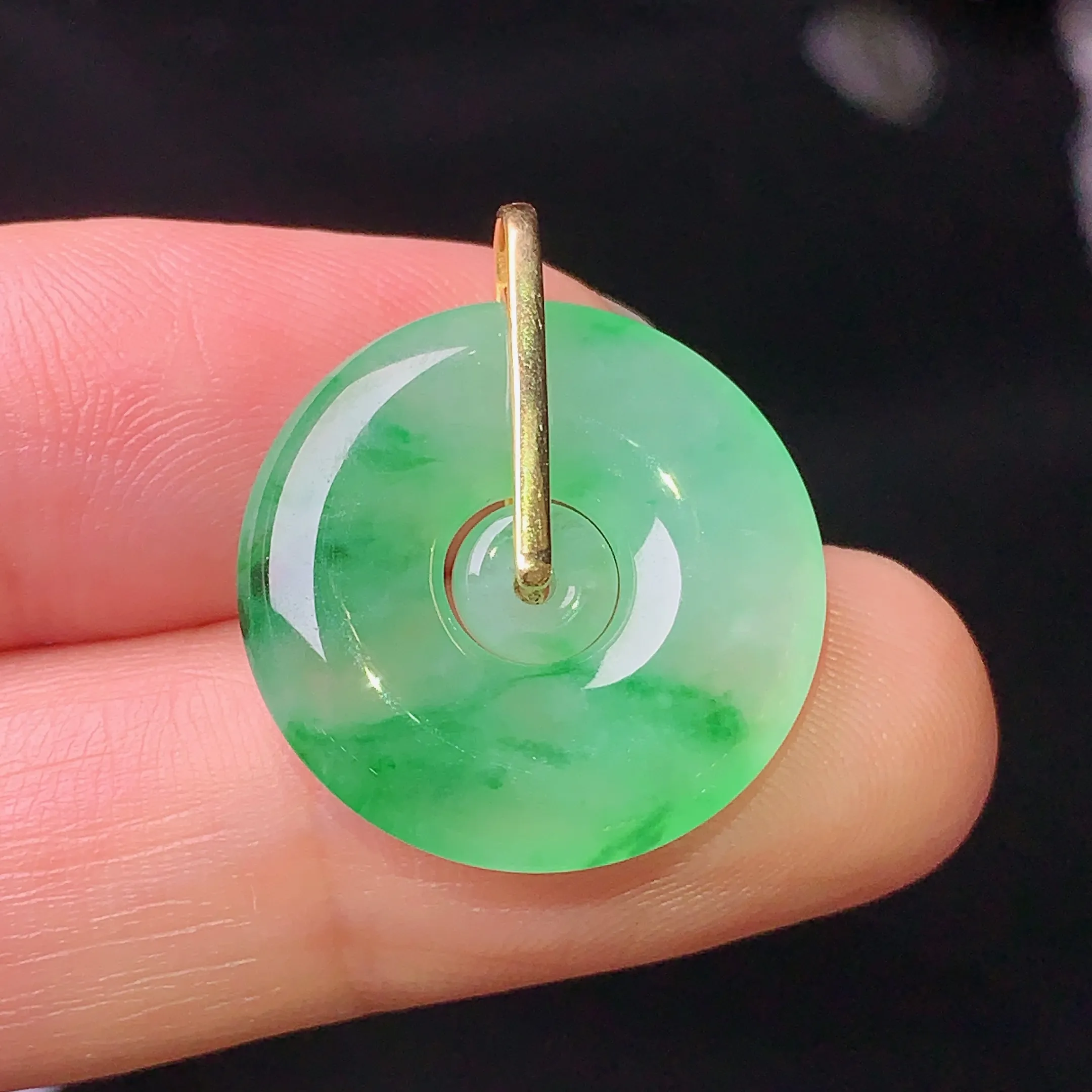 18k金钻镶嵌飘绿子母扣吊坠 玉质细腻 色泽清新艳丽 整体尺寸23*19.6*4