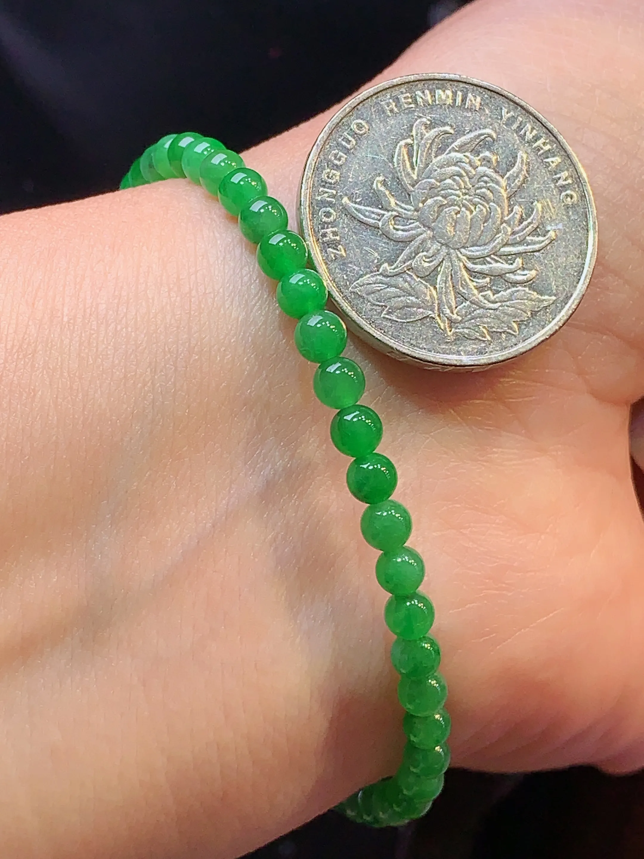 满绿圆珠手链 玉质细腻 色泽清新艳丽 整体尺寸3.9