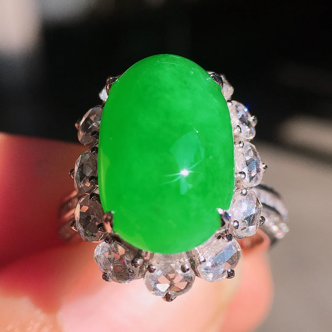 阳绿蛋面戒指，色泽均匀艳丽，玉质细腻，荧光感超
强，饱满圆润，尽显优雅气质，18k
金豪华镶嵌