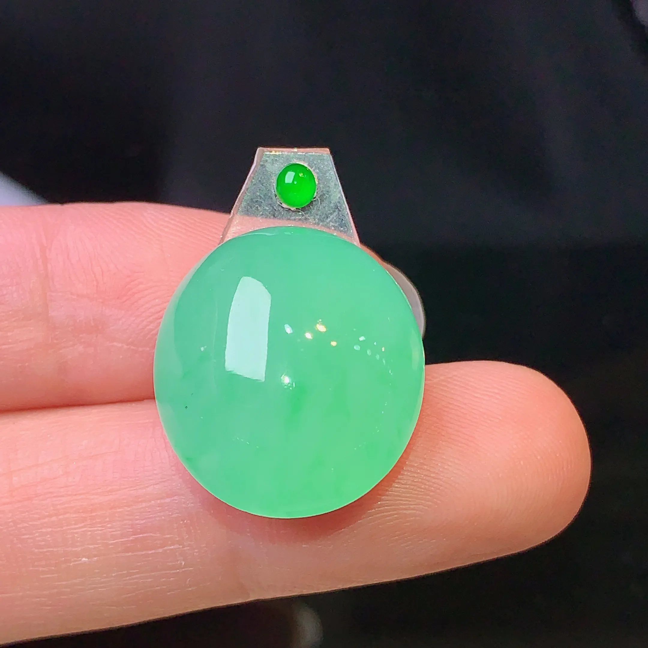 镶嵌款 翠绿蛋面吊坠 玉质细腻 色泽清新艳丽 整体尺寸19.3*17*8