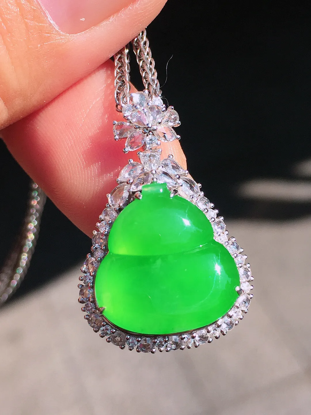 阳绿葫芦吊坠，色泽均匀艳丽，玉质细腻，荧光感超
强，饱满圆润，尽显优雅气质，18k
金豪华镶嵌