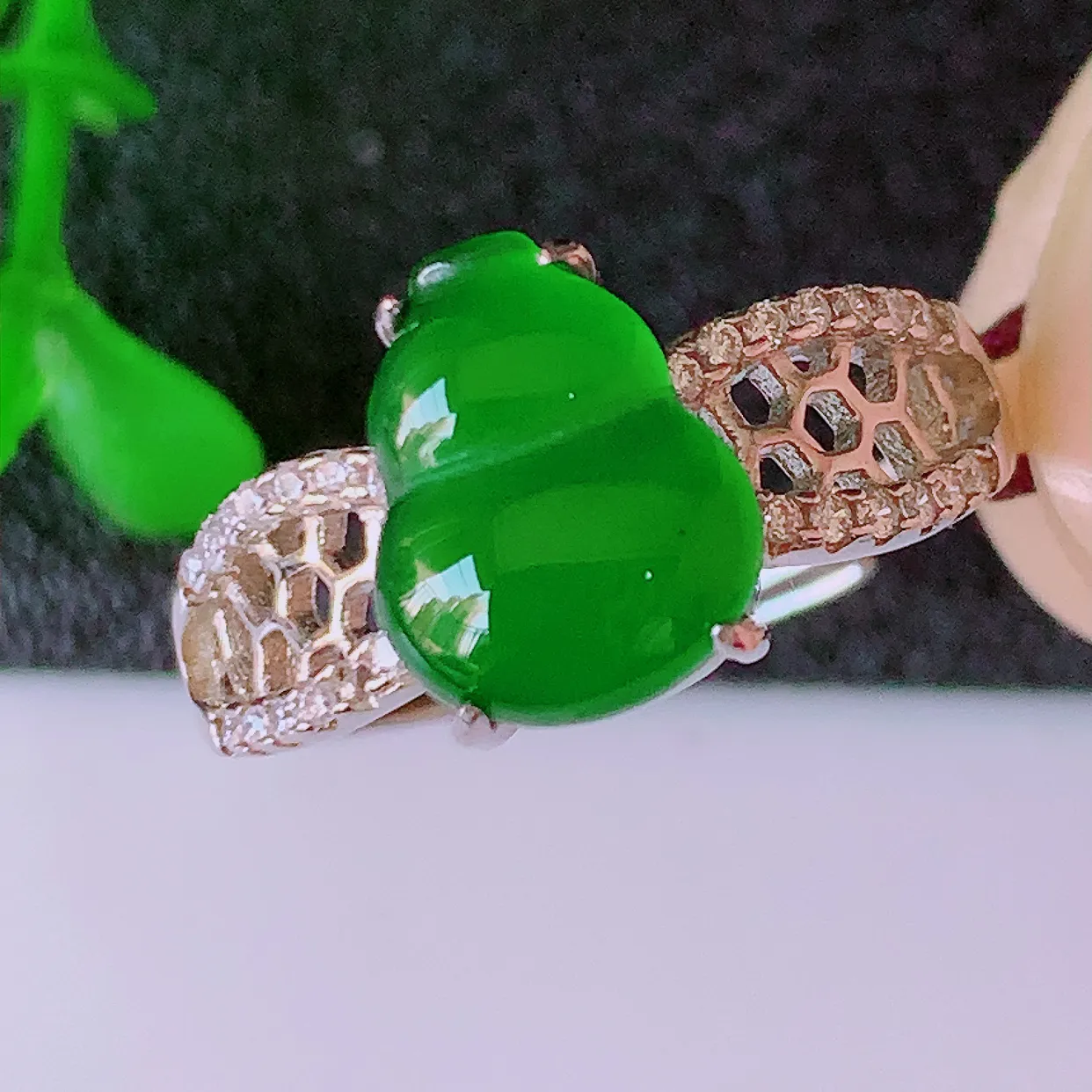 冰透满绿翡翠925银镶嵌戒指，自然光实拍，翠色灵动，颜色漂亮，种老水足，品相佳，佩戴佳品！#97.15（圈口可调大小）整体22*17*5裸石10-7.8