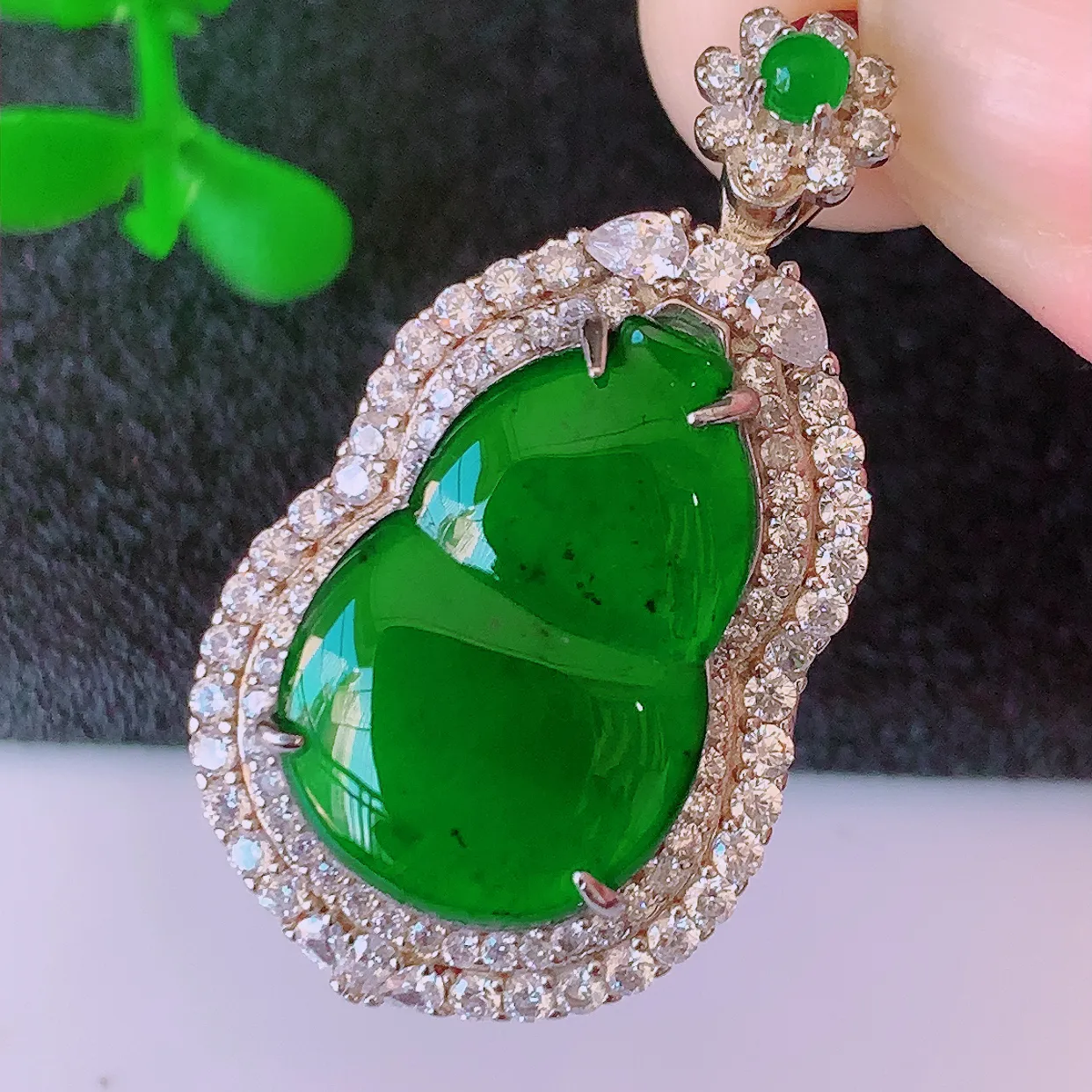 冰透满绿翡翠925银镶嵌葫芦吊坠，自然光实拍，翠色灵动，颜色漂亮，种老水足，品相佳，佩戴佳品！#97