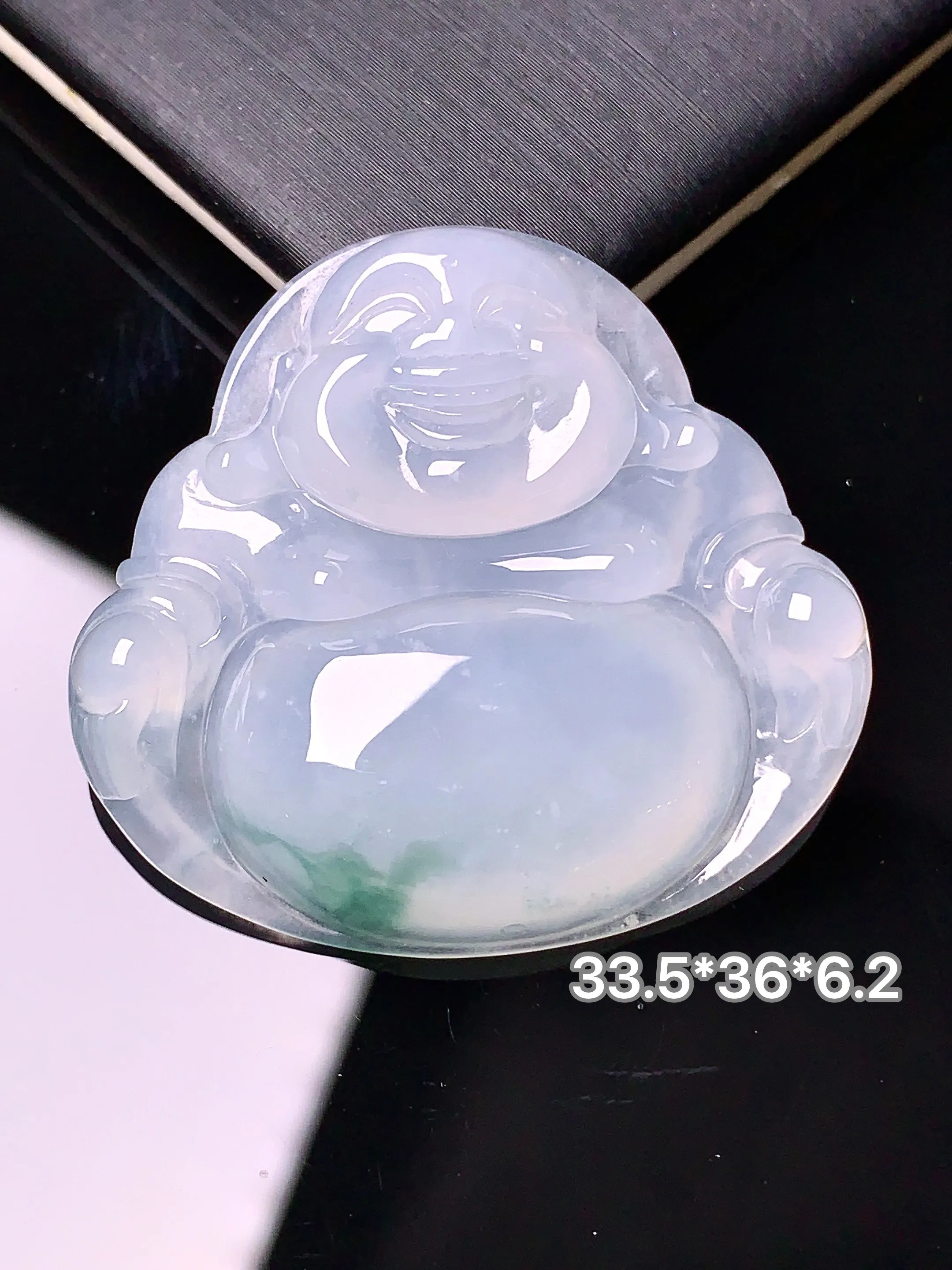 飘绿佛公吊坠 玉质细腻 色泽清新艳丽 整体尺寸33.5*36*6.2