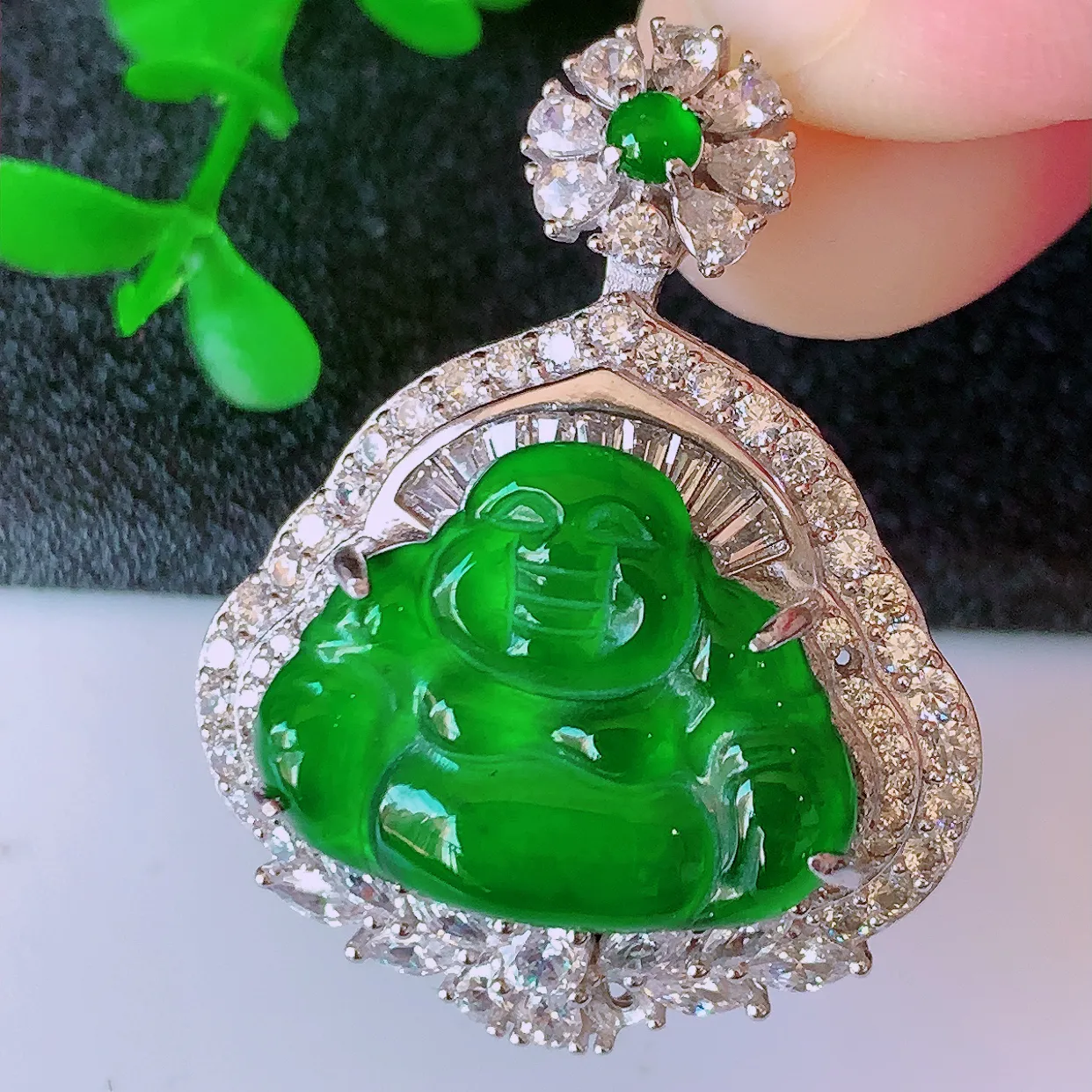 冰透满绿翡翠925银镶嵌佛公吊坠，自然光实拍，翠色灵动，颜色漂亮，种老水足，品相佳，佩戴佳品！#97.15整体34.2*26.5*12.5裸石20*15