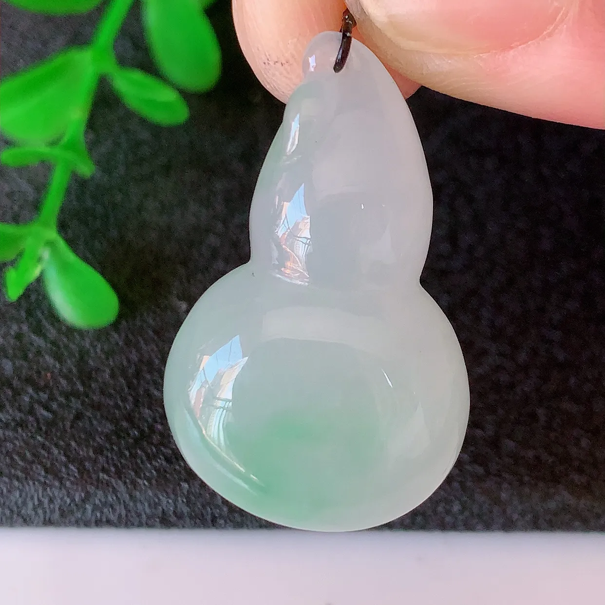 自然光实拍，冰种翡翠飘绿葫芦吊坠，寓意福禄双全，财源滚滚，清新脱俗，佩戴效果优雅迷人！#57.15