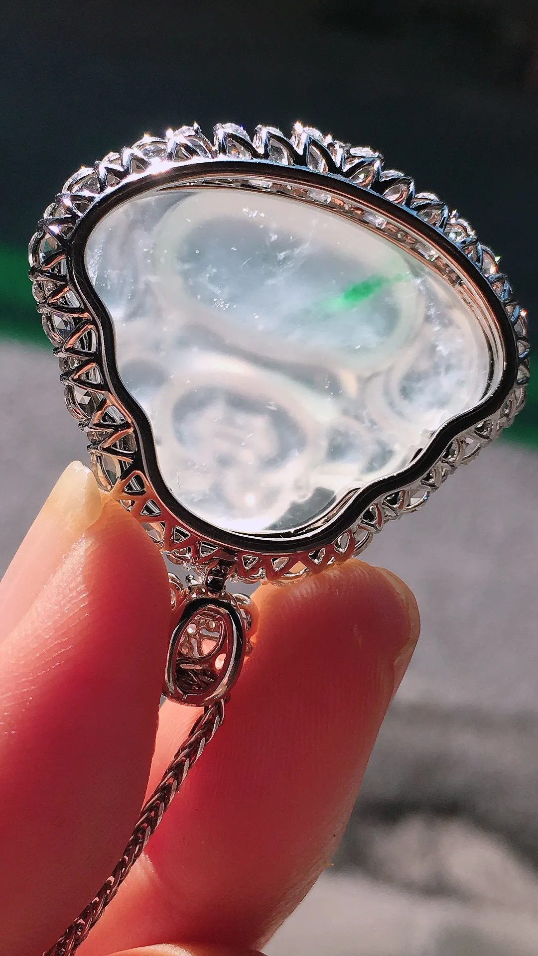 冰飘绿佛公吊坠，色泽艳丽，玉质细腻，荧光感超
强，饱满圆润，尽显优雅气质，18k
金豪华镶嵌