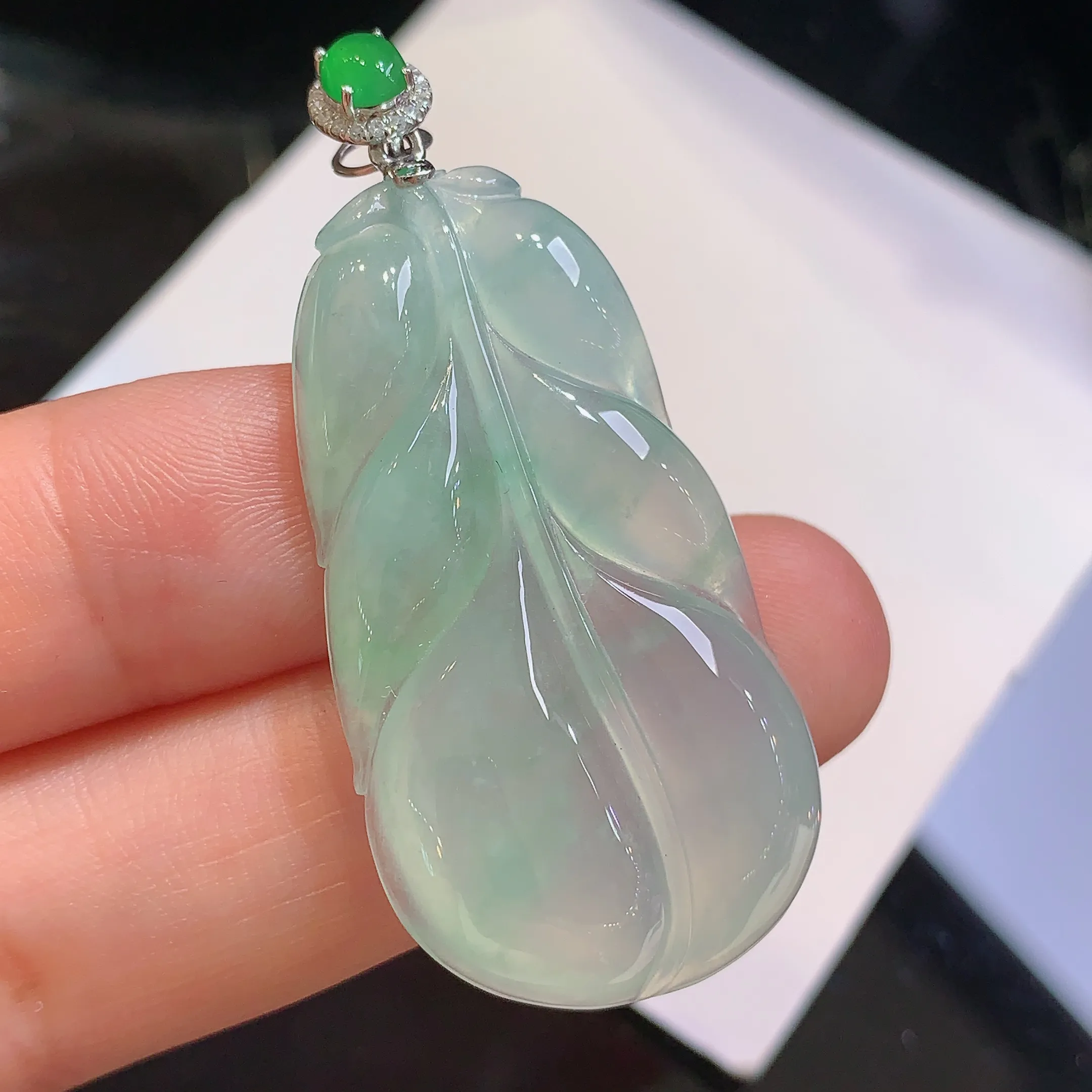 18k金镶嵌冰种树叶吊坠 玉质细腻 色泽清新艳丽 整体尺寸44.5*20*5.8