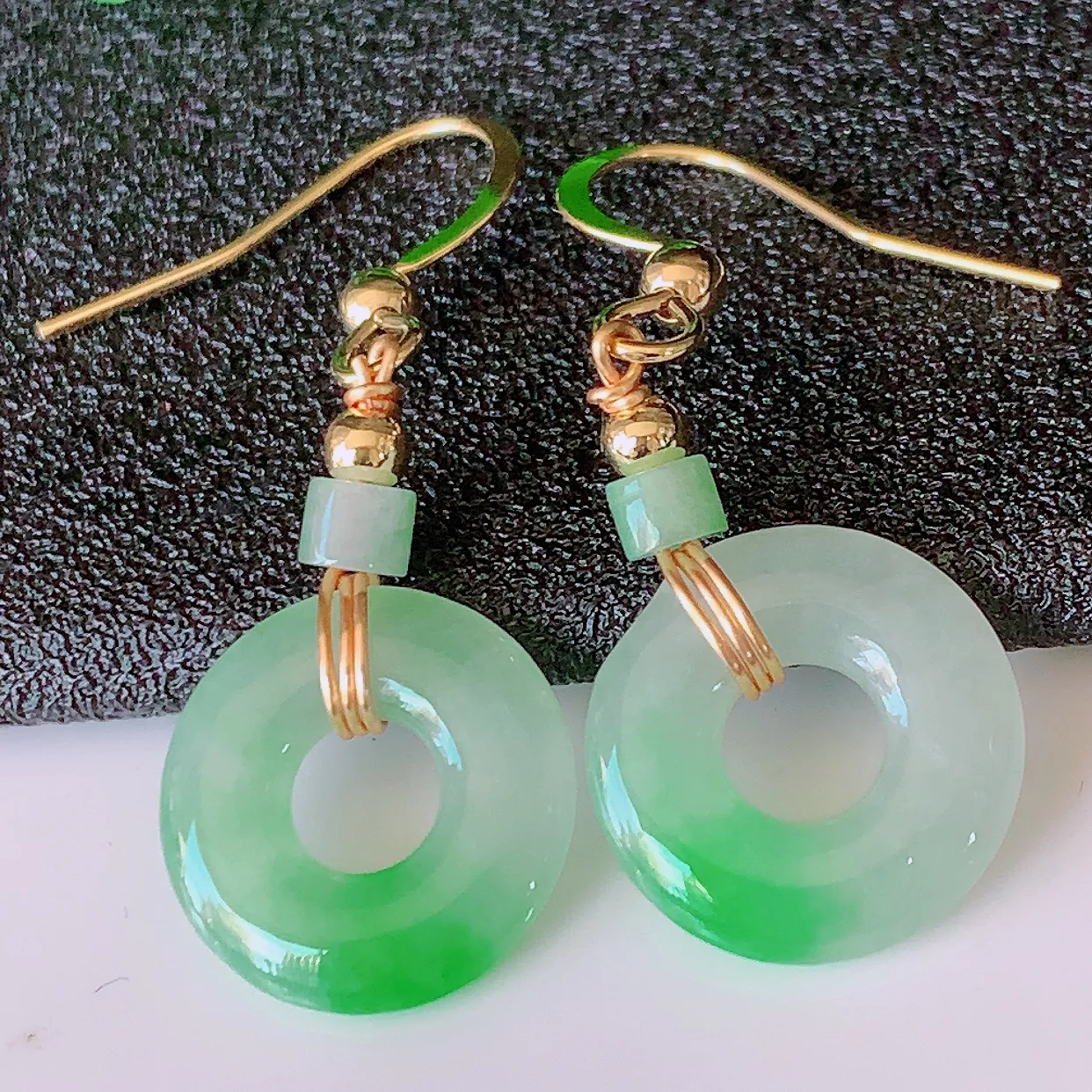 自然光实拍，冰种飘阳绿翡翠一对平安扣耳坠，翠色灵动，玉质细腻，颜色漂亮，品相佳，佩戴佳品！配图银线 #57.15尺寸13.8*2.8