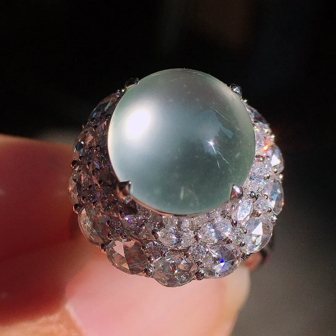 玻璃种蛋面戒指/吊坠两用款，色泽均匀艳丽，玉质细腻，荧光感超
强，饱满圆润，尽显优雅气质，18k
金