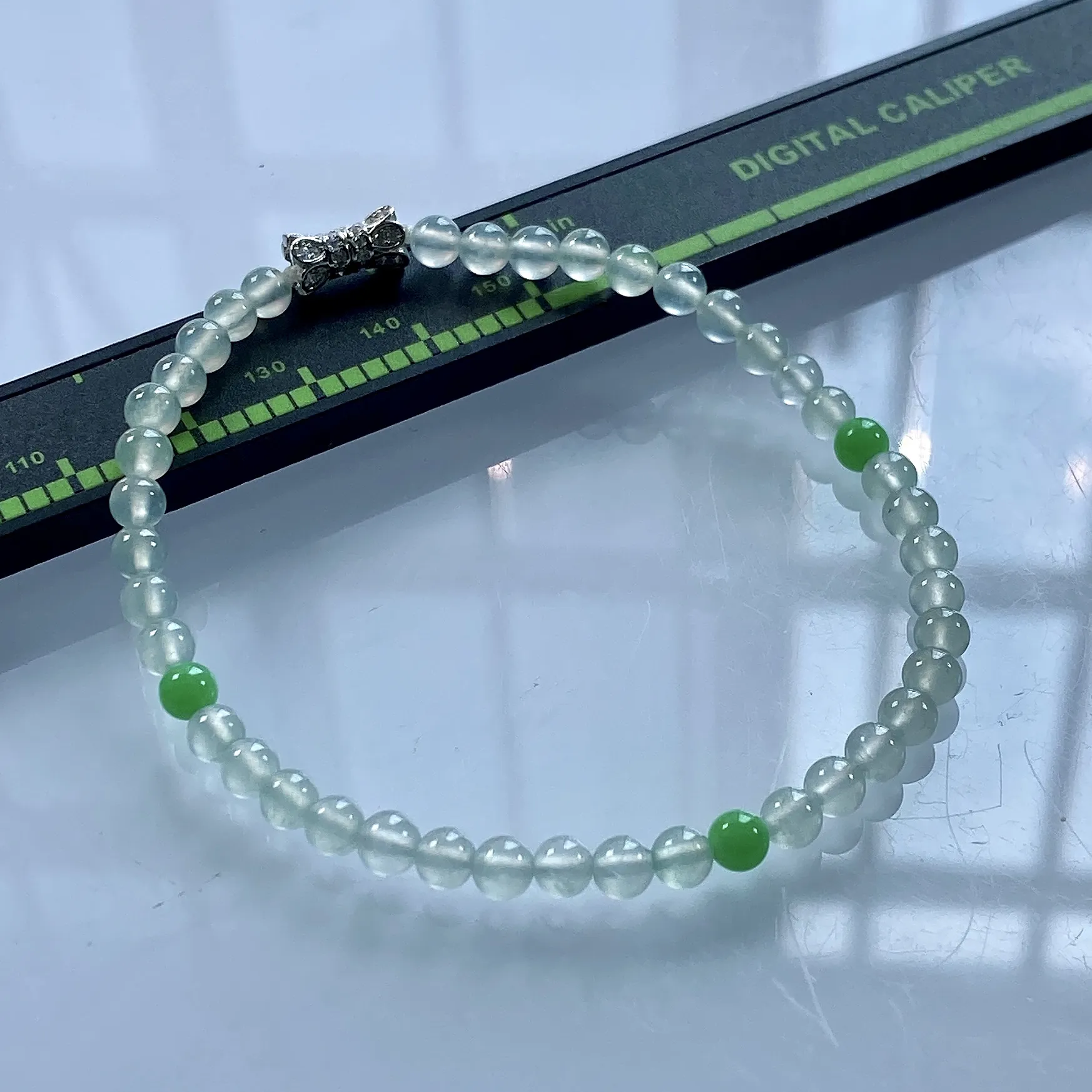 缅甸天然翡翠A货，卡4.2高冰种起光起胶双彩小圆珠手串手链，尺寸：4.2mm/43颗，重量：6.12