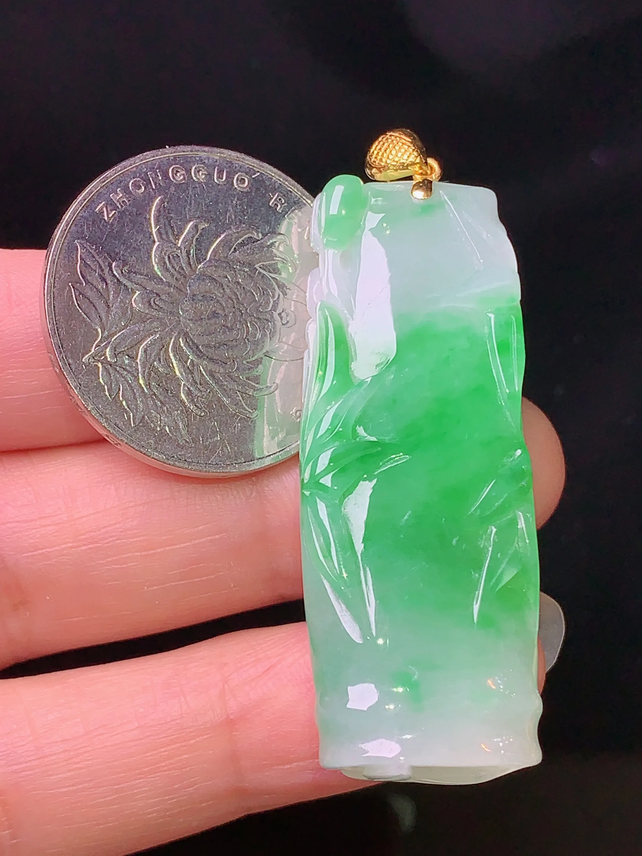 18k金镶嵌飘绿竹吊坠 玉质细腻 色泽清新艳丽 整体尺寸49.8*16.8*9.3