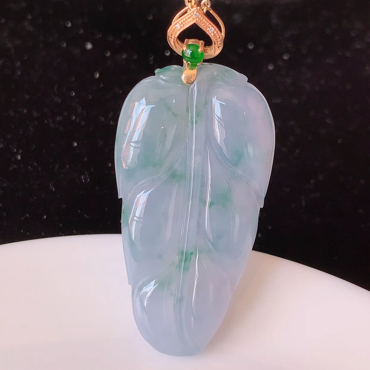 自然光实拍，18K金镶嵌冰种紫罗兰飘花翡翠叶子吊坠，寓意“大业有成，一夜成名，金枝玉叶”水润叶子，翡翠叶子，清秀高雅，性价比超值！#83.15整体50.5-裸石42.8*22-4.8