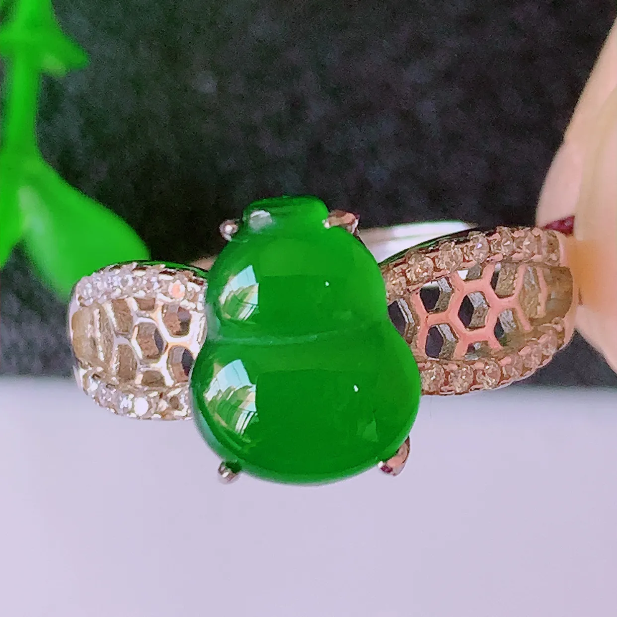 冰透满绿翡翠925银镶嵌戒指，自然光实拍，翠色灵动，颜色漂亮，种老水足，品相佳，佩戴佳品！#97.15（圈口可调大小）整体22*17*5裸石10-7.8