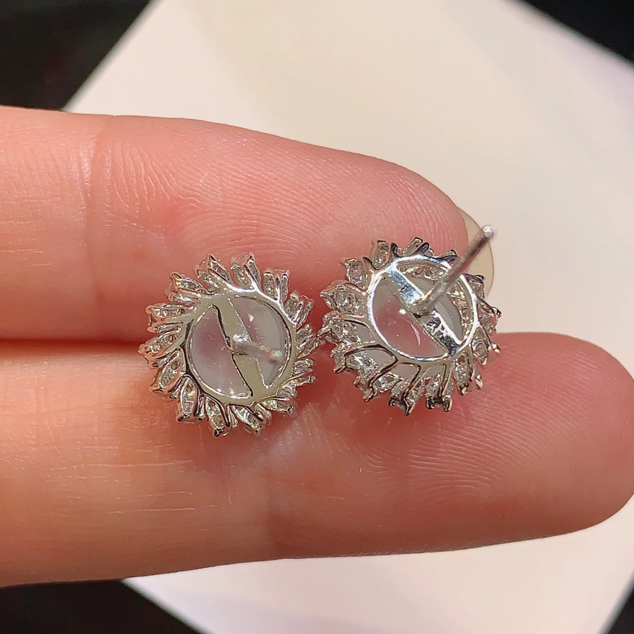 18k金钻镶嵌冰种蛋面耳钉 玉质细腻 色泽清新艳丽 整体尺寸11.2*7.5