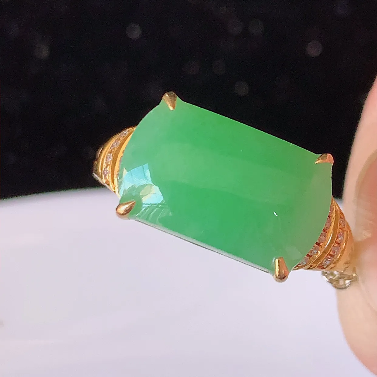 自然光实拍 18K金精工镶嵌翡翠满绿马鞍戒指，玉质细腻，翡翠色泽均匀，艳丽饱满，款式高贵大气，15圈口，上手亮眼，#83.15戒指整体23*17.5-5.8裸石13*7.5