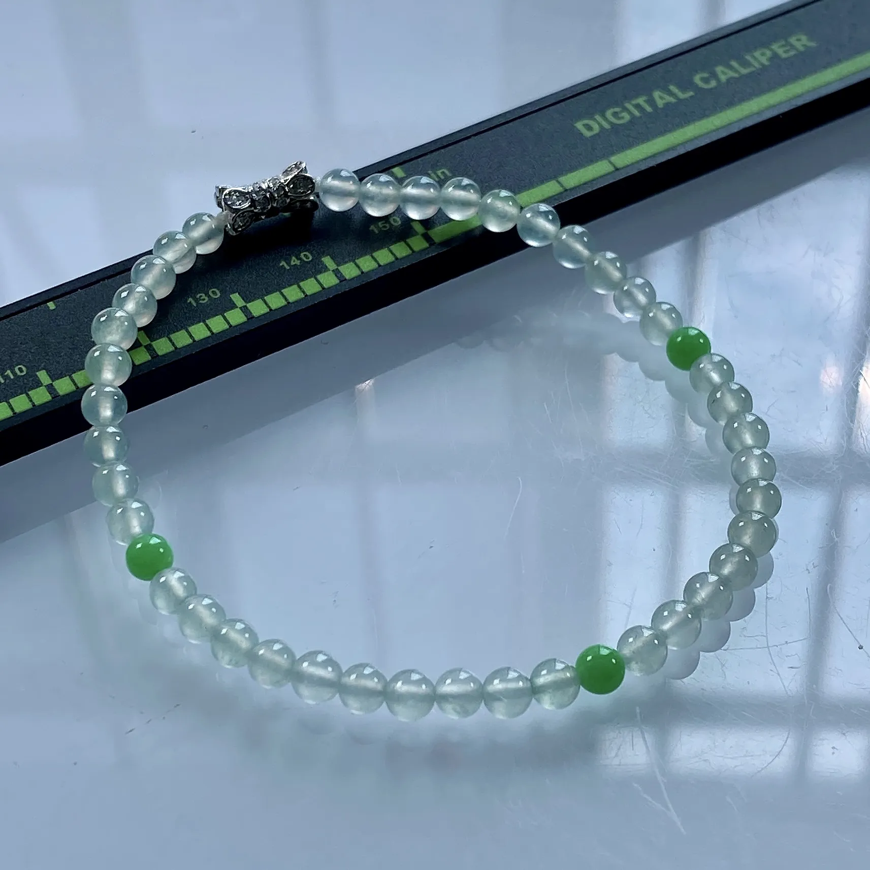 缅甸天然翡翠A货，卡4.2高冰种起光起胶双彩小圆珠手串手链，尺寸：4.2mm/43颗，重量：6.12g