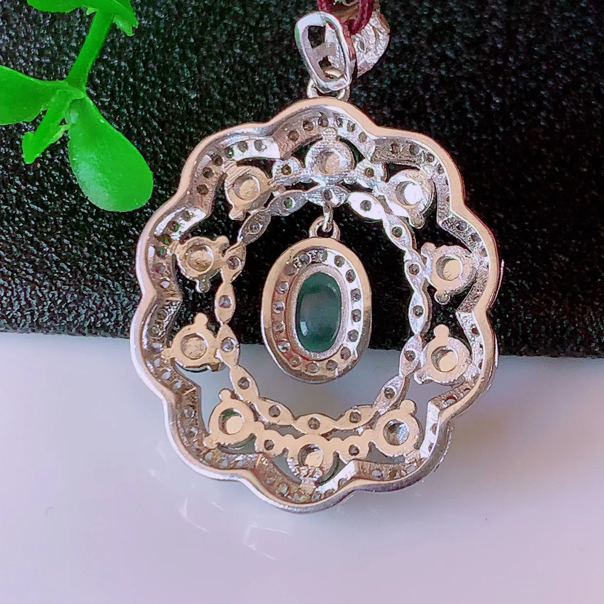 冰透满绿翡翠925银镶嵌吊坠，自然光实拍，翠色灵动，颜色漂亮，种老水足，品相佳，佩戴佳品！#97.15整体31.5*22.5*5取一裸石5*5