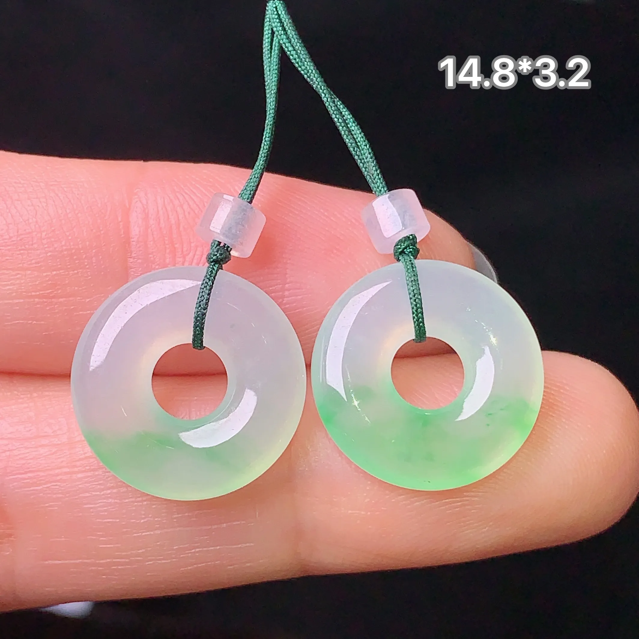 飘绿平安环一对 玉质细腻 色泽清新艳丽 整体尺寸14.8*3.2