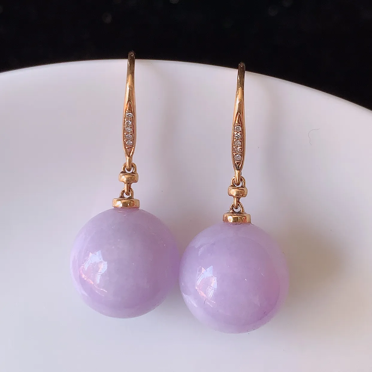 自然光实拍 18k金镶嵌紫罗兰翡翠圆珠耳坠，沁人心脾，豪华镶嵌而成，耳坠佩戴效果大气出众，尽显气质。