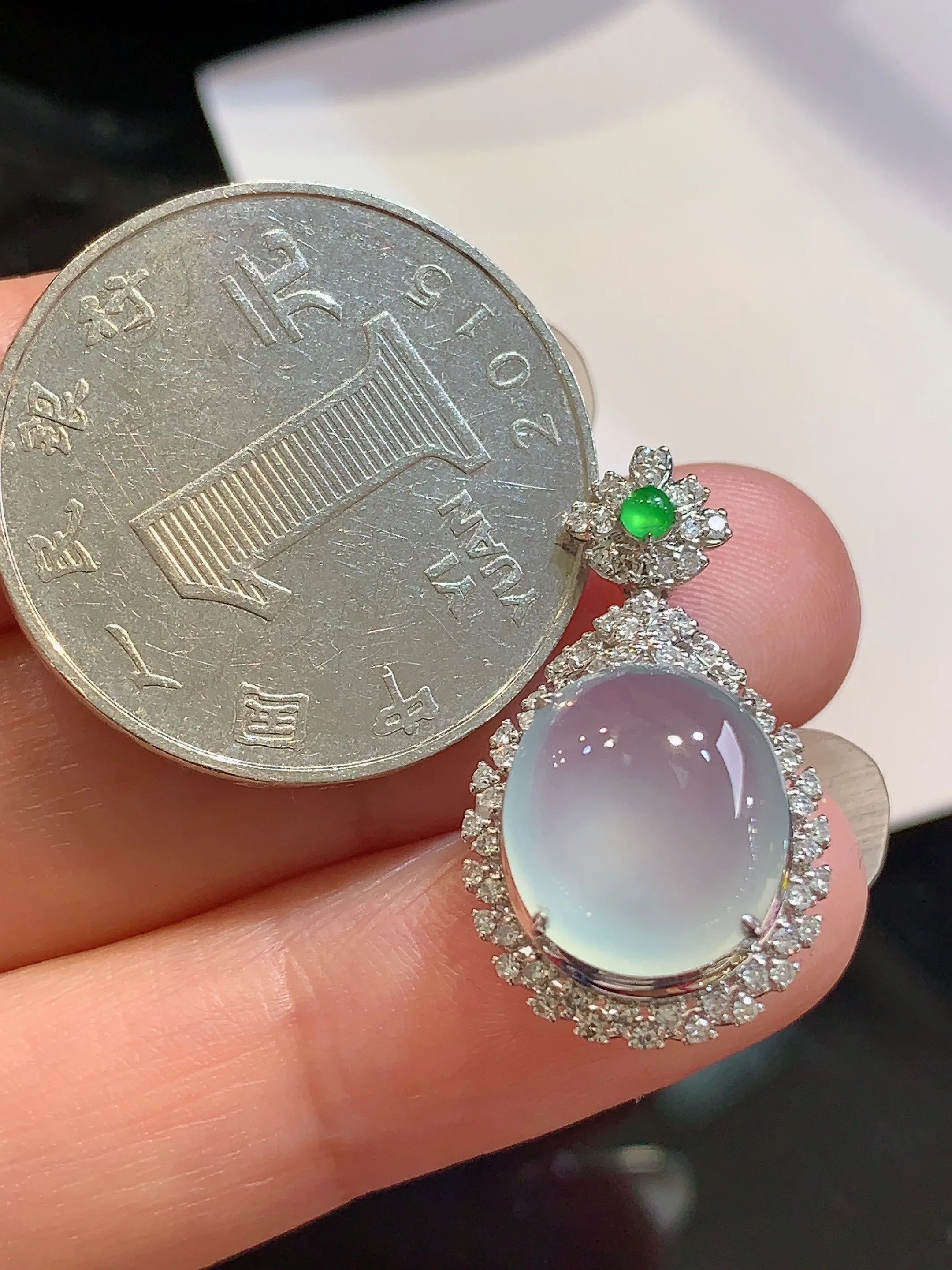 18k金钻镶嵌冰种蛋面吊坠 玉质细腻 色泽清新艳丽 整体尺寸24.6*14*9