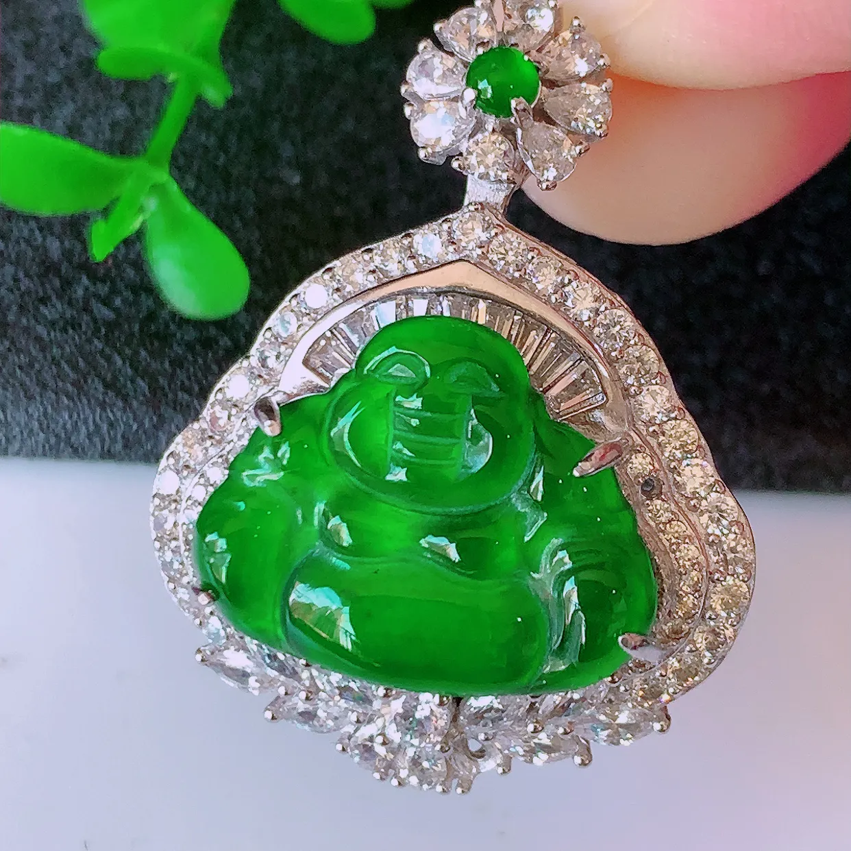 冰透满绿翡翠925银镶嵌佛公吊坠，自然光实拍，翠色灵动，颜色漂亮，种老水足，品相佳，佩戴佳品！#97.15整体34.2*26.5*12.5裸石20*15