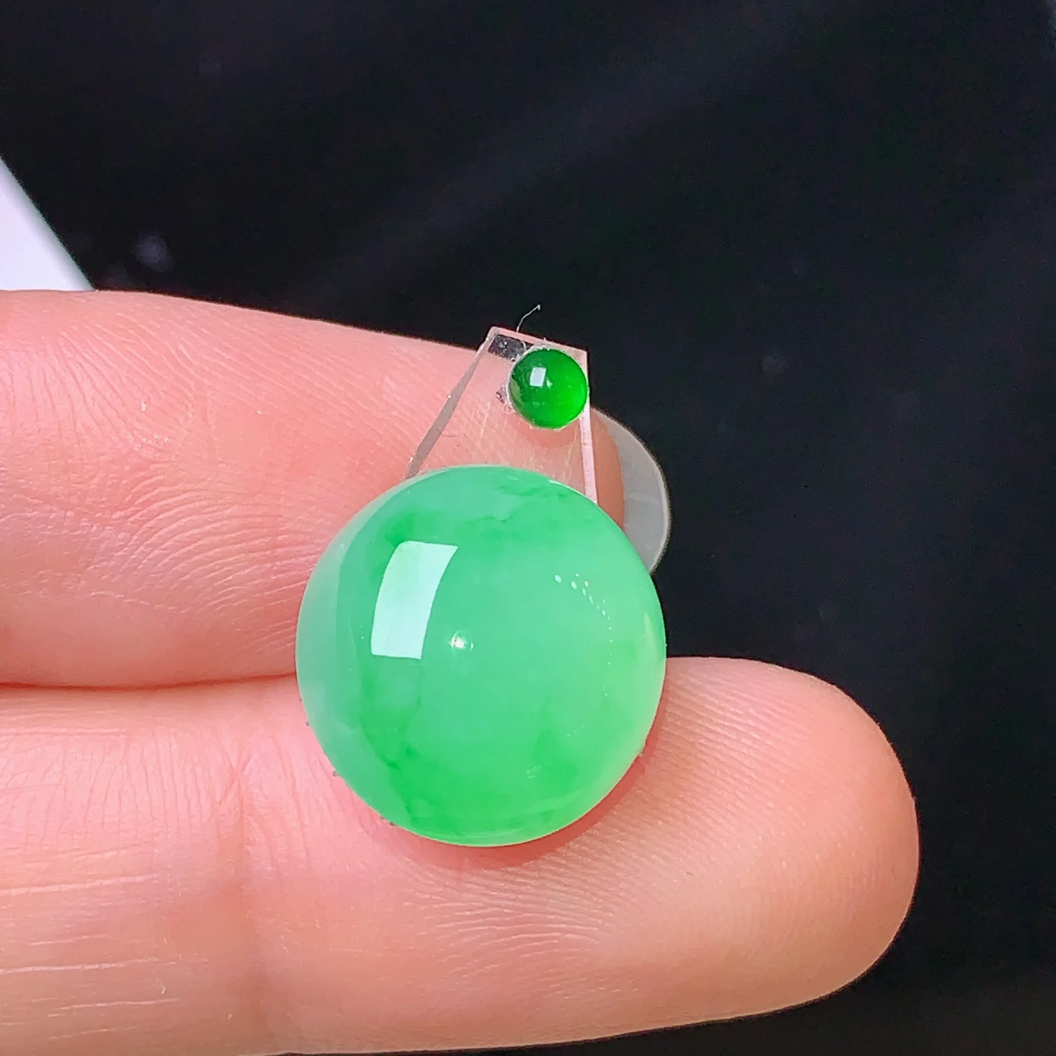 镶嵌款 翠绿蛋面吊坠 玉质细腻 色泽清新艳丽 整体尺寸13.5*12.8*6.5