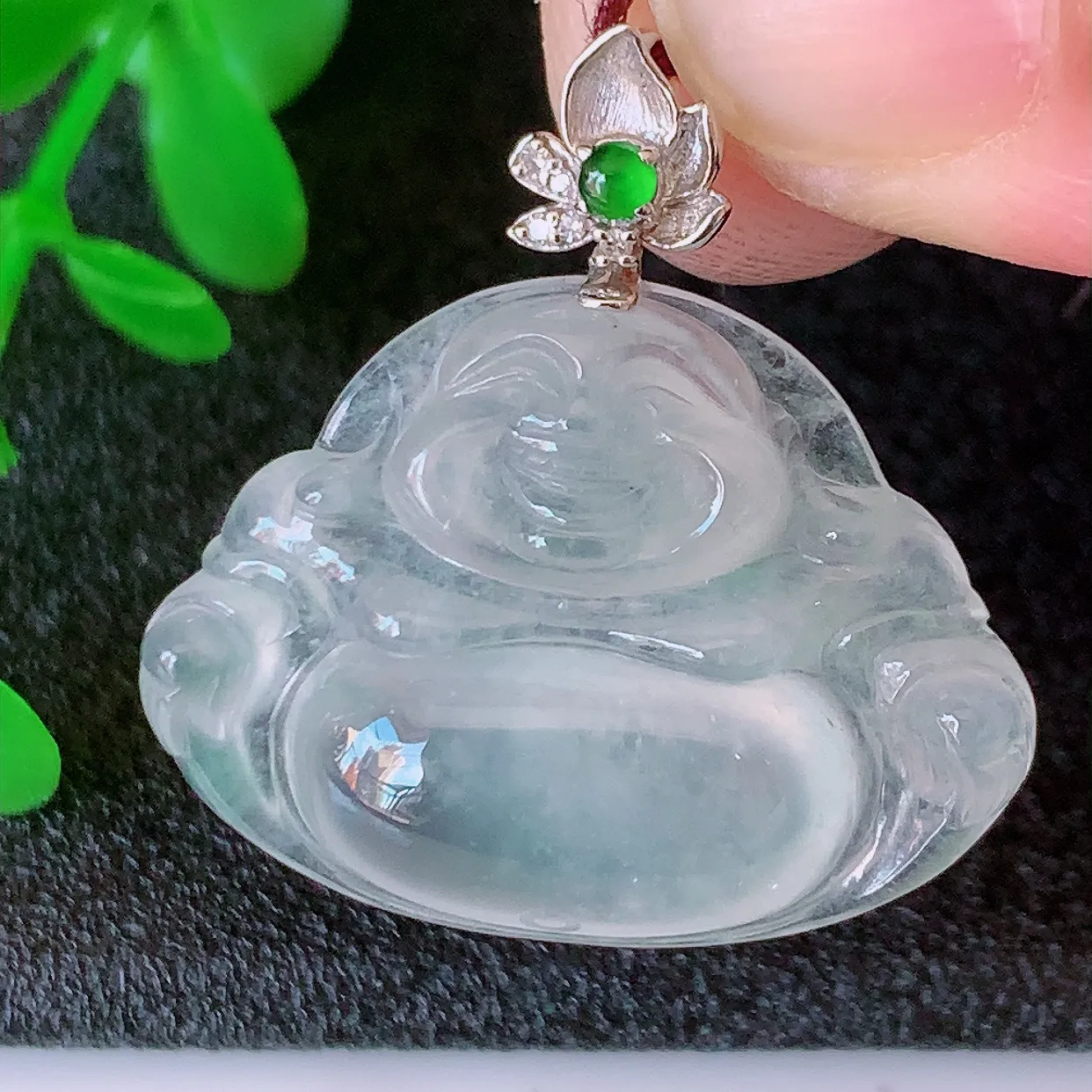 自然光实拍，18K金镶嵌冰种翡翠佛公吊坠，冰透饱满， 佛公亦保平安，寓意有福（佛公）相伴，品相佳，配戴优雅迷人！#1.15整体26.5裸石26*19.5*5.8