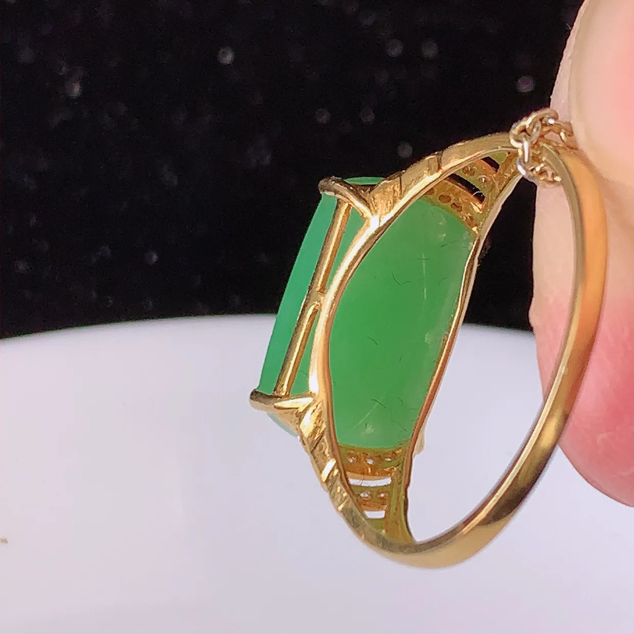 自然光实拍 18K金精工镶嵌翡翠满绿马鞍戒指，玉质细腻，翡翠色泽均匀，艳丽饱满，款式高贵大气，15圈口，上手亮眼，#83.15戒指整体23*17.5-5.8裸石13*7.5