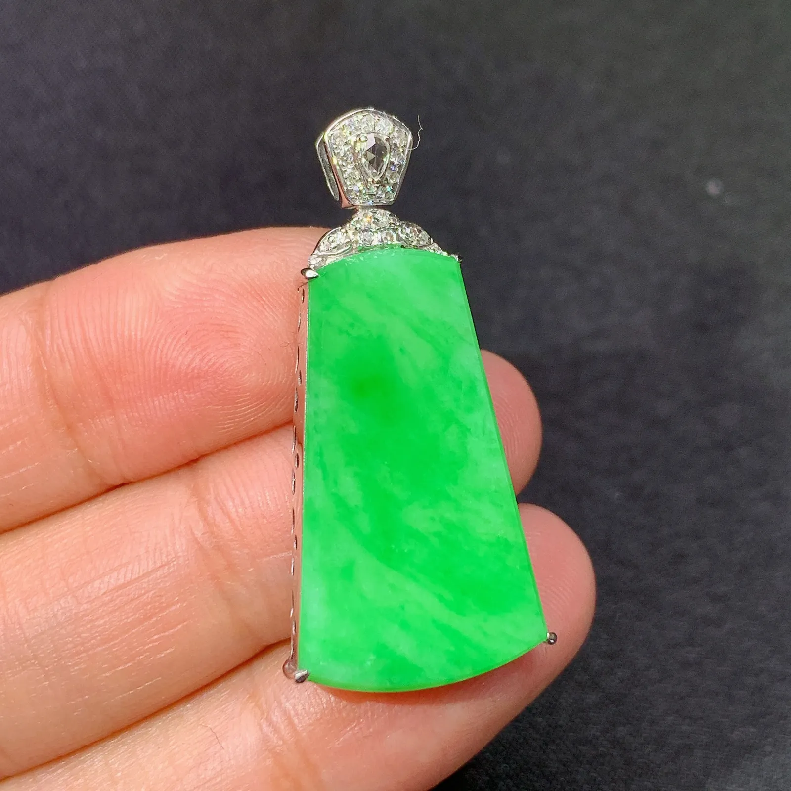 阳绿无事牌吊坠，18k金镶嵌，冰润色阳，种老水足 尺寸35.6*16.8*4.9