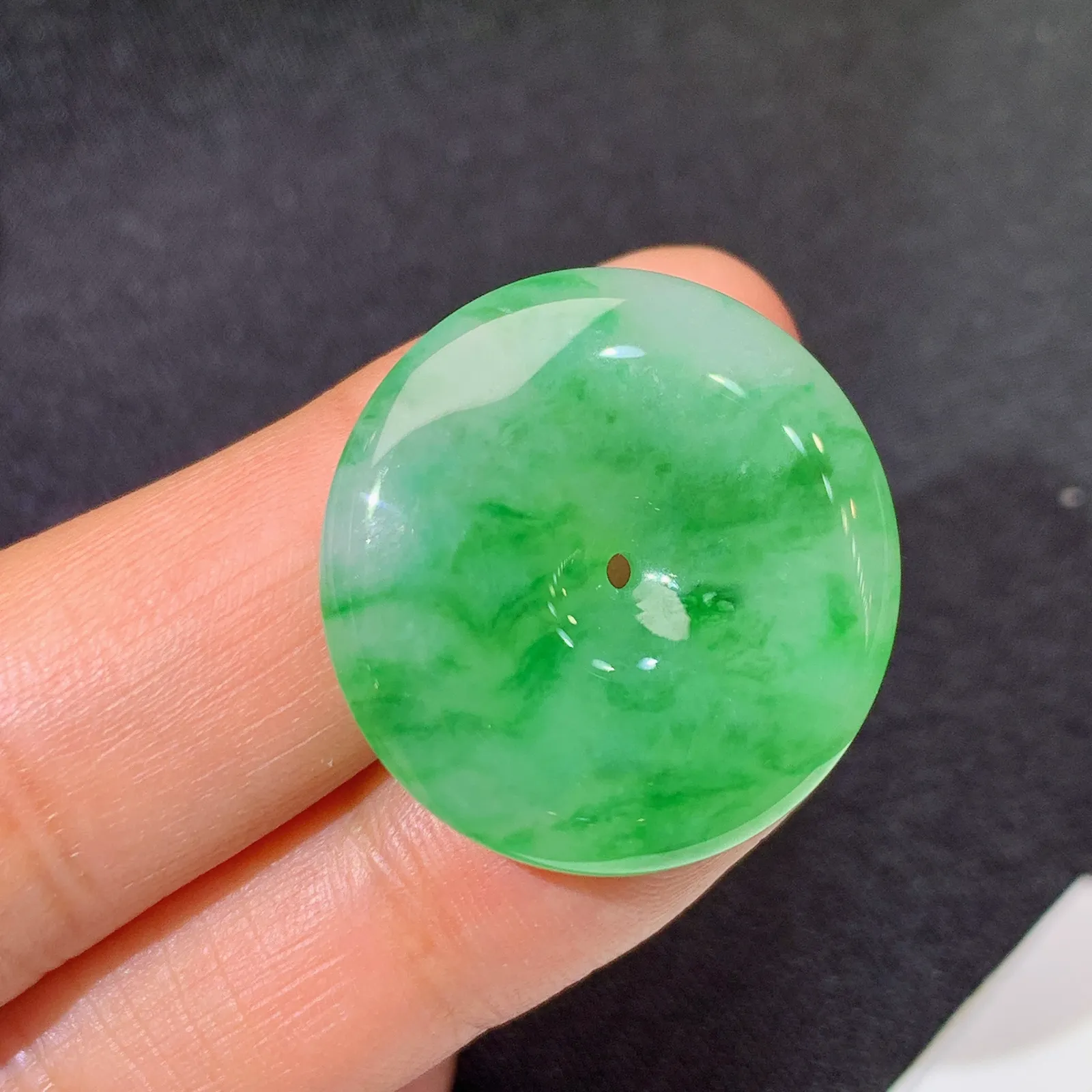 飘绿平安扣，冰润色阳，玉质细腻，种水足 尺寸25.4*5