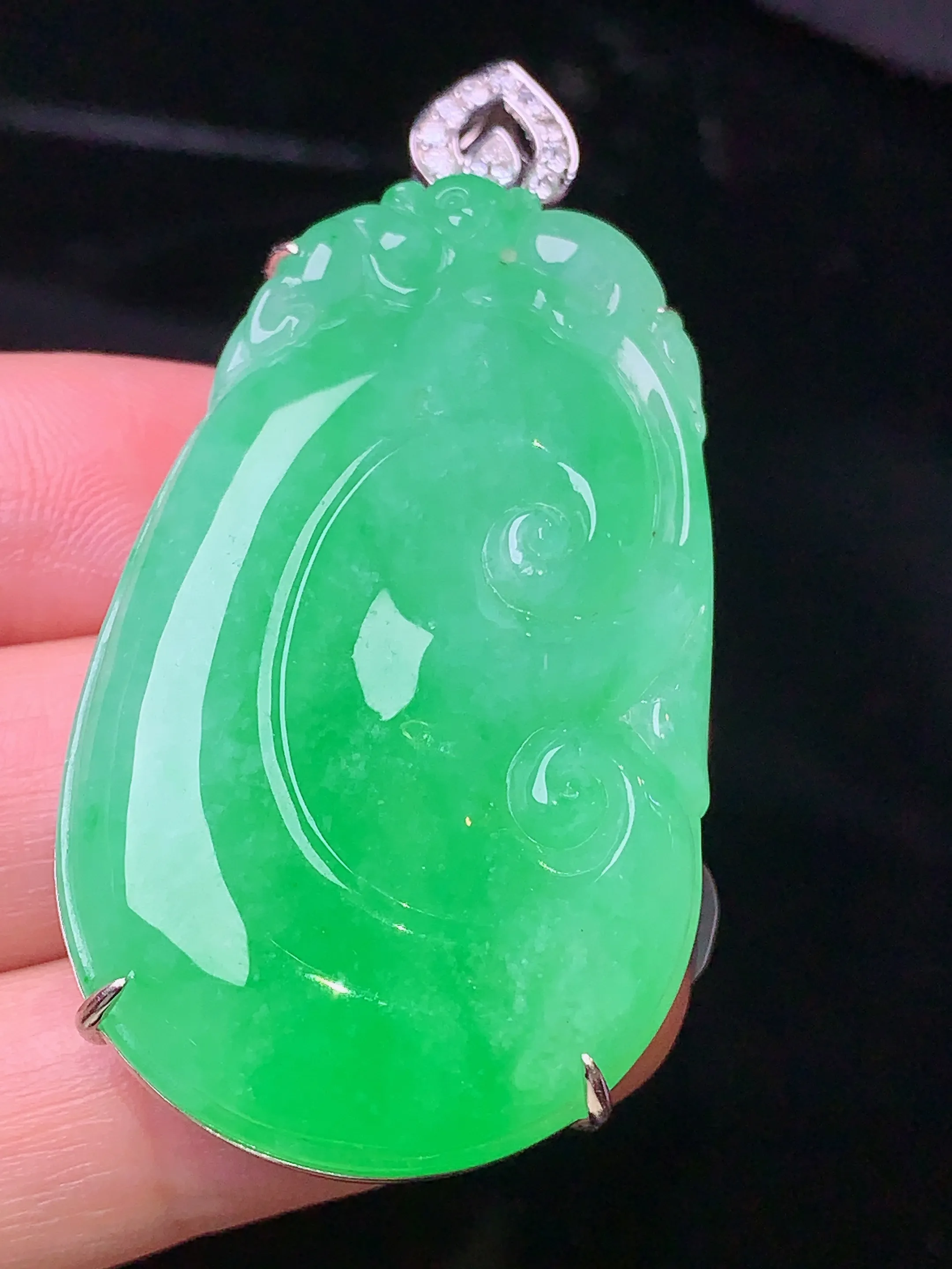 18k金钻镶嵌翠绿如意吊坠 玉质细腻 色泽清新艳丽 整体尺寸55.8*27.5*8.8