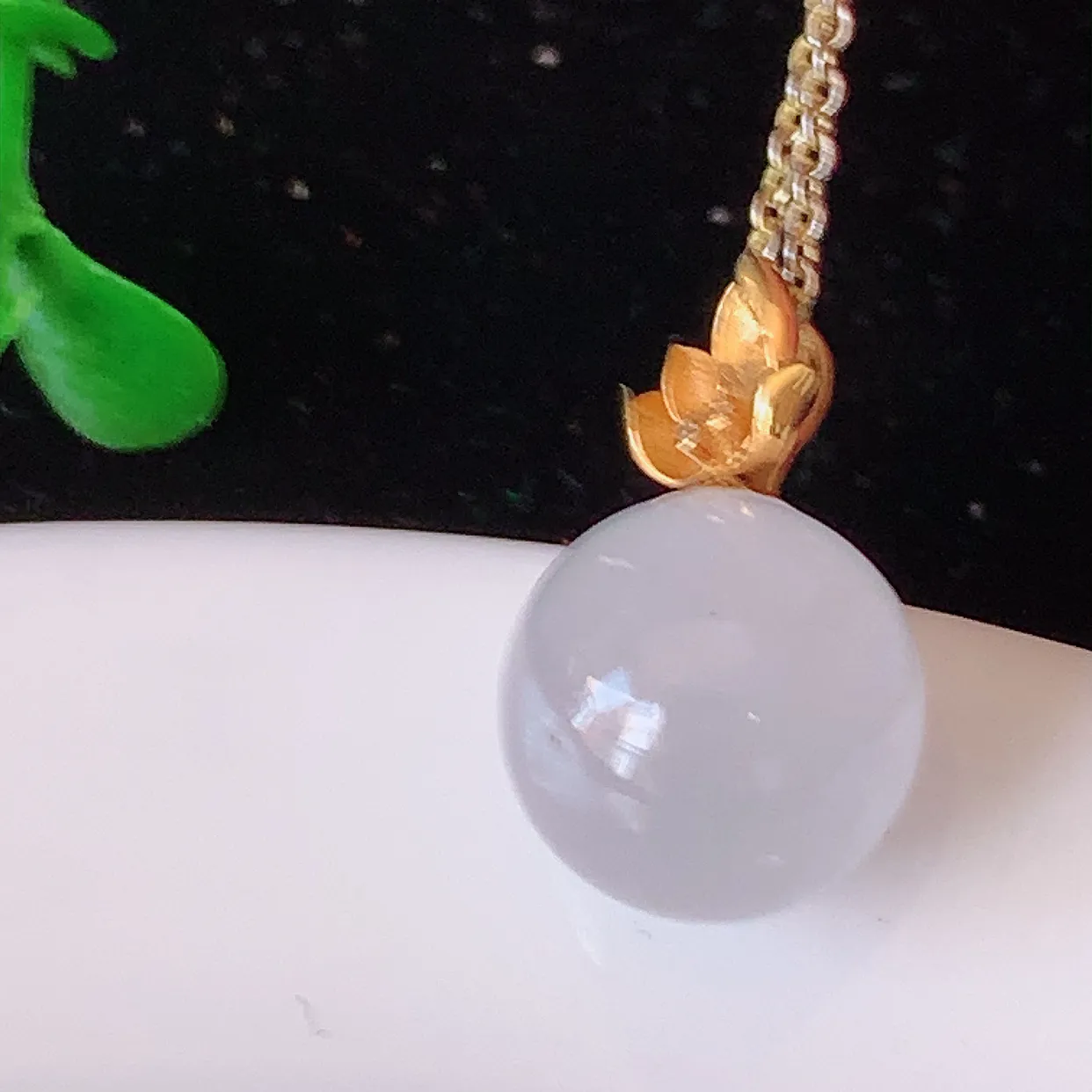 18K金镶嵌冰种翡翠转运珠吊坠，寓意“时来运转，财源滚滚” 寓意佳，荧光灼灼，转运珠佩戴时尚优雅！#1.15