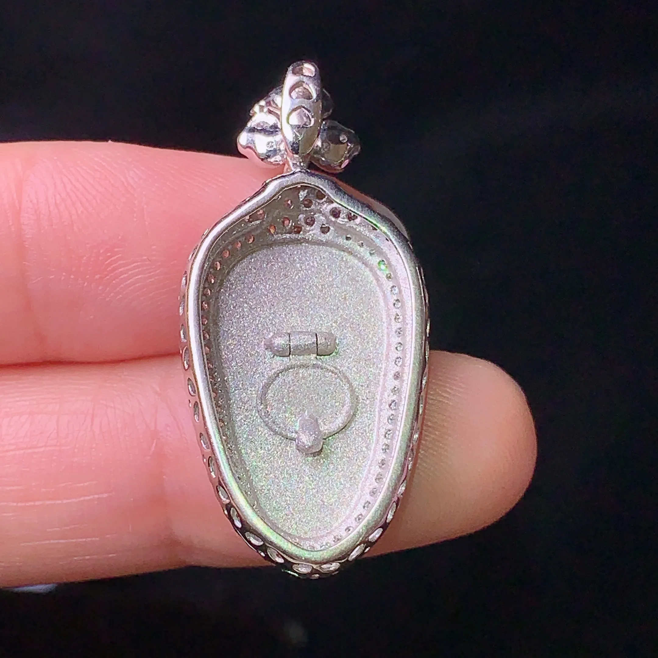 18k金钻镶嵌翠绿树叶吊坠 玉质细腻 色泽清新艳丽 整体尺寸33.5*15.8*6.2