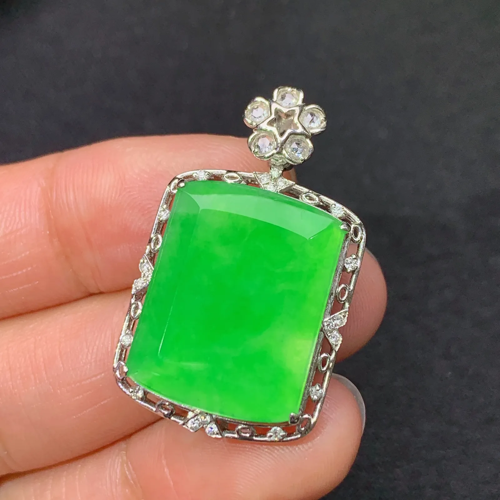 阳绿无事牌吊坠，18k金镶嵌，冰润色阳，种老水足 尺寸31.9*19*6.5