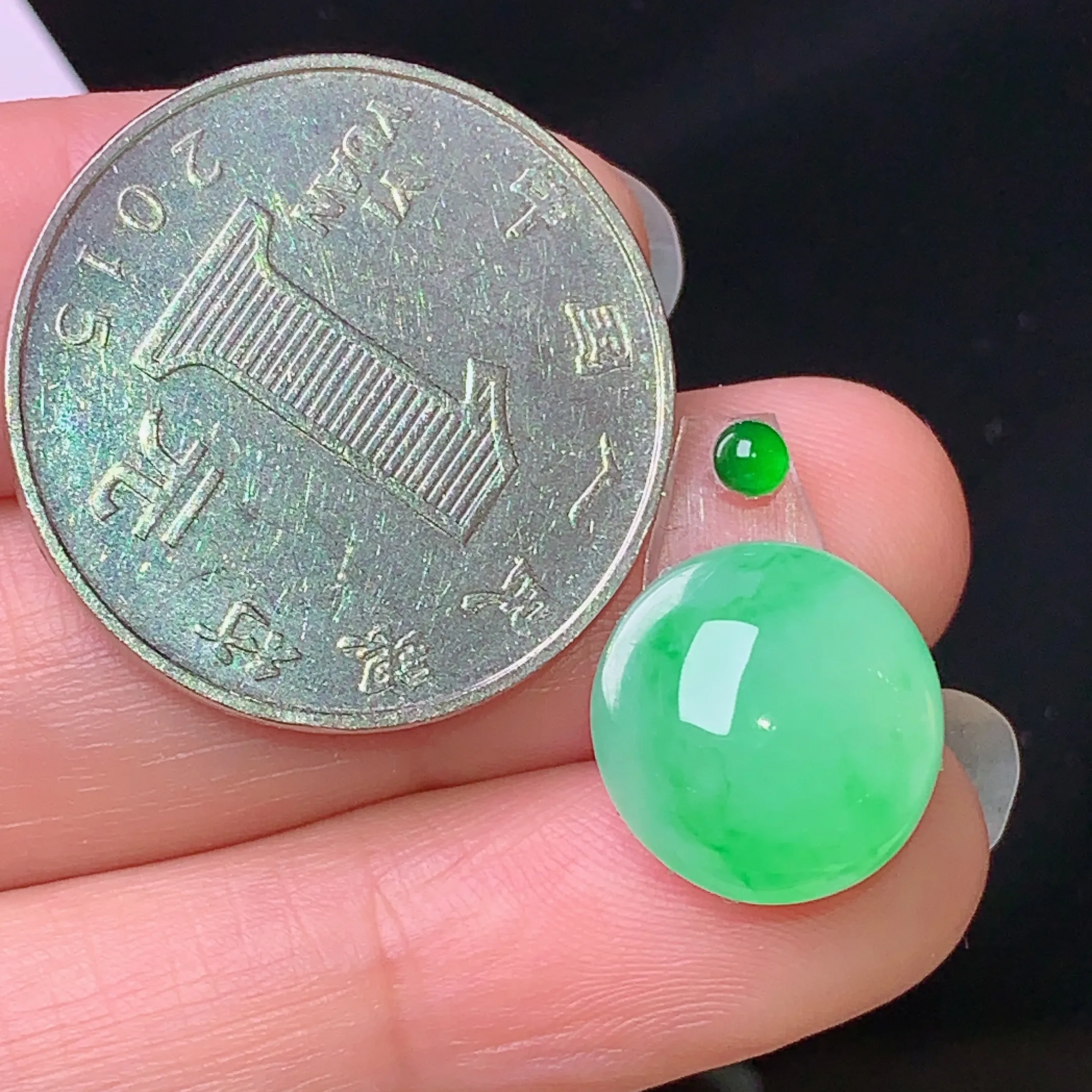 镶嵌款 翠绿蛋面吊坠 玉质细腻 色泽清新艳丽 整体尺寸13.5*12.8*6.5