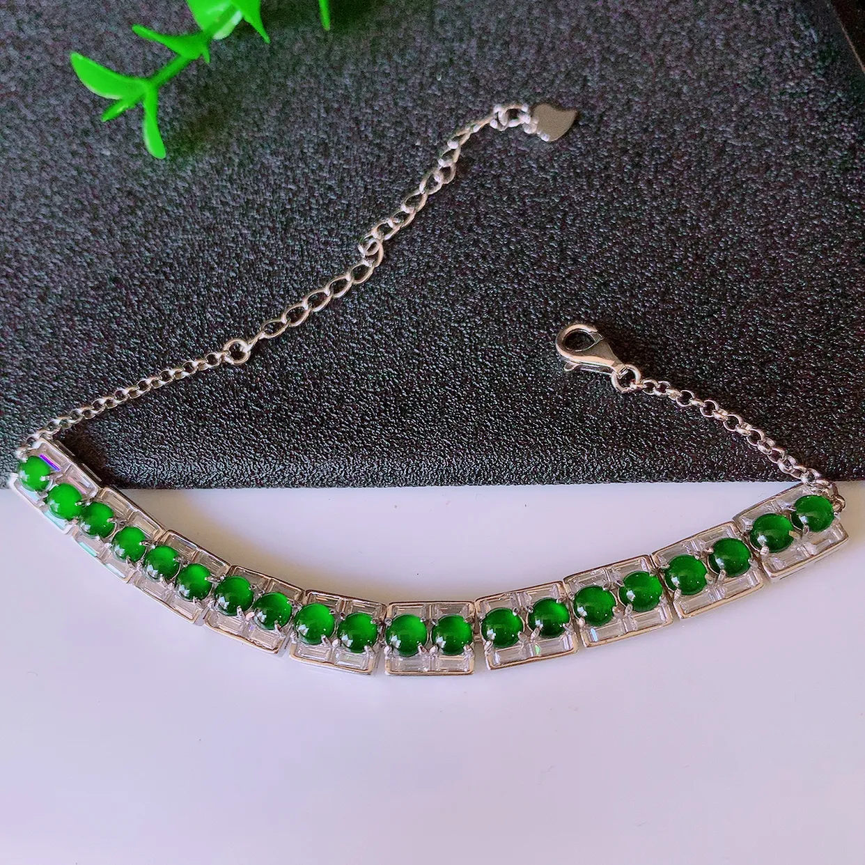 冰透满绿翡翠925银镶嵌手链，自然光实拍，翠色灵动，颜色漂亮，种老水足，品相佳，佩戴佳品！#97.15取一整体8*6.5*4.5裸石3.5*3.5