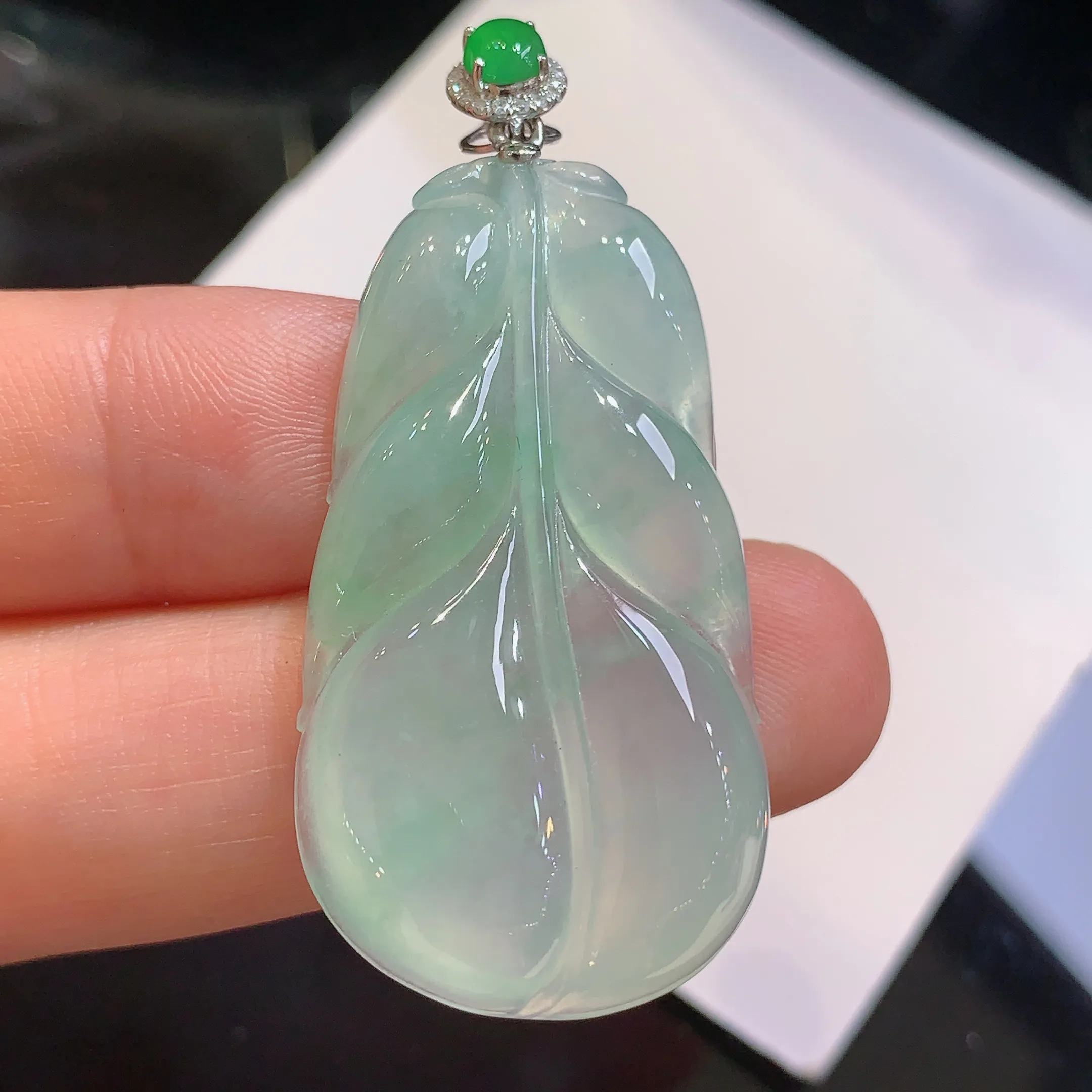18k金镶嵌冰种树叶吊坠 玉质细腻 色泽清新艳丽 整体尺寸44.5*20*5.8
