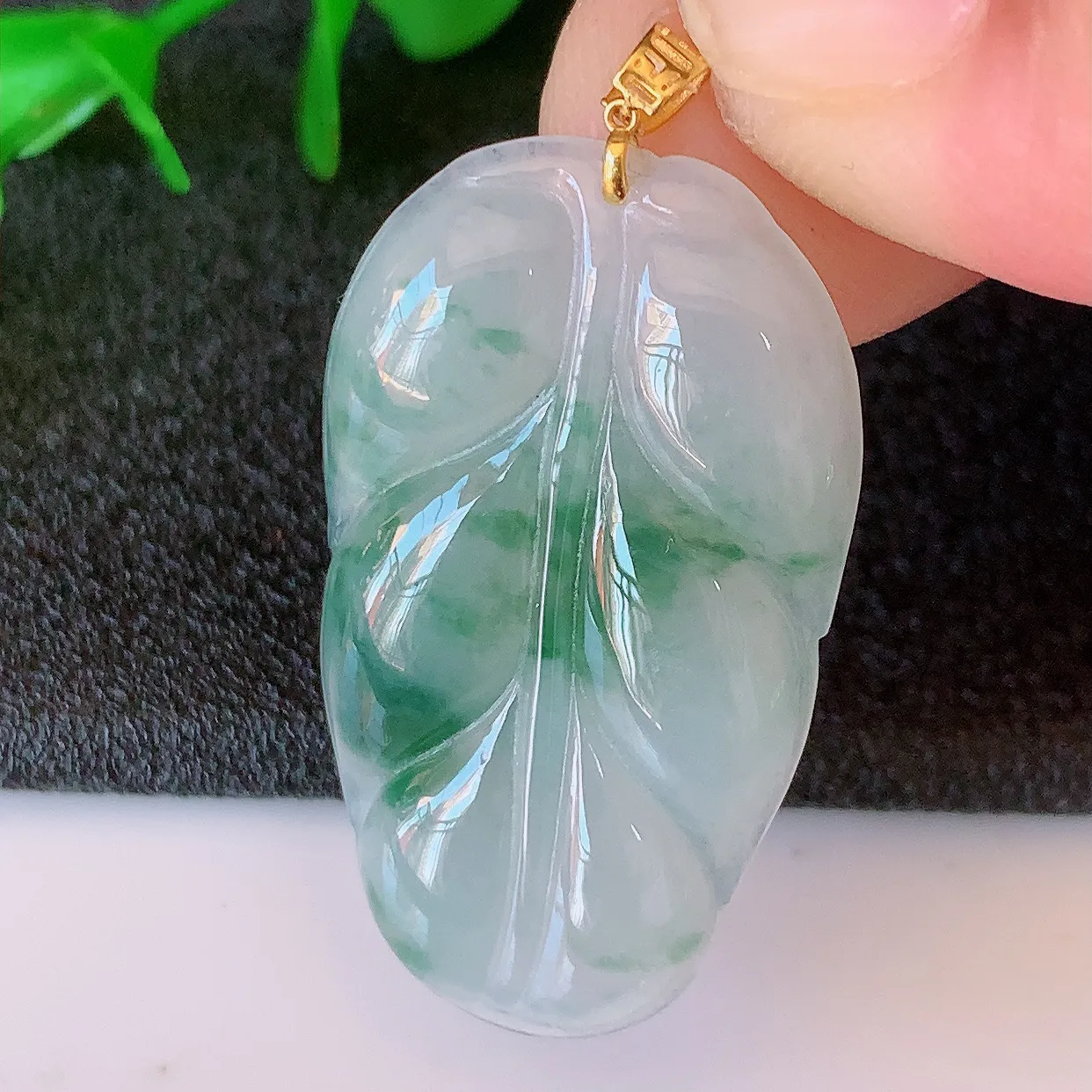 18K金镶嵌冰种飘花翡翠叶子吊坠 ，种水足，色泽清新，工艺精湛，叶子寓意美好；金枝玉叶，事业有成。#