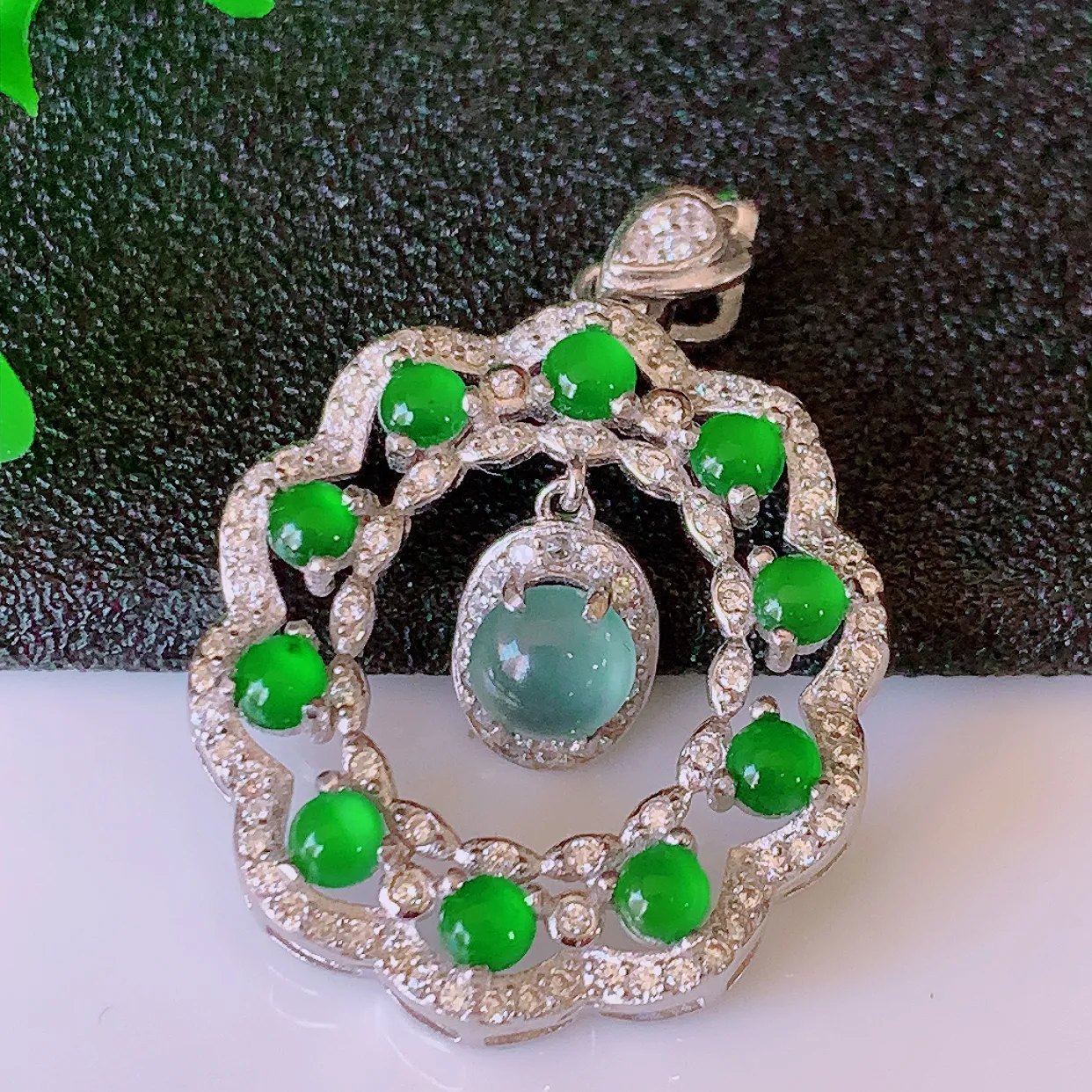 冰透满绿翡翠925银镶嵌吊坠，自然光实拍，翠色灵动，颜色漂亮，种老水足，品相佳，佩戴佳品！#97.1