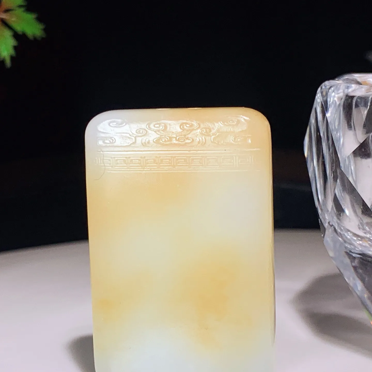 新疆和田玉且末糖平安无事牌挂件。尺寸46/30/9.5重36.5克。玉质细腻油润。手推出油。佩戴高端典雅。lt251115