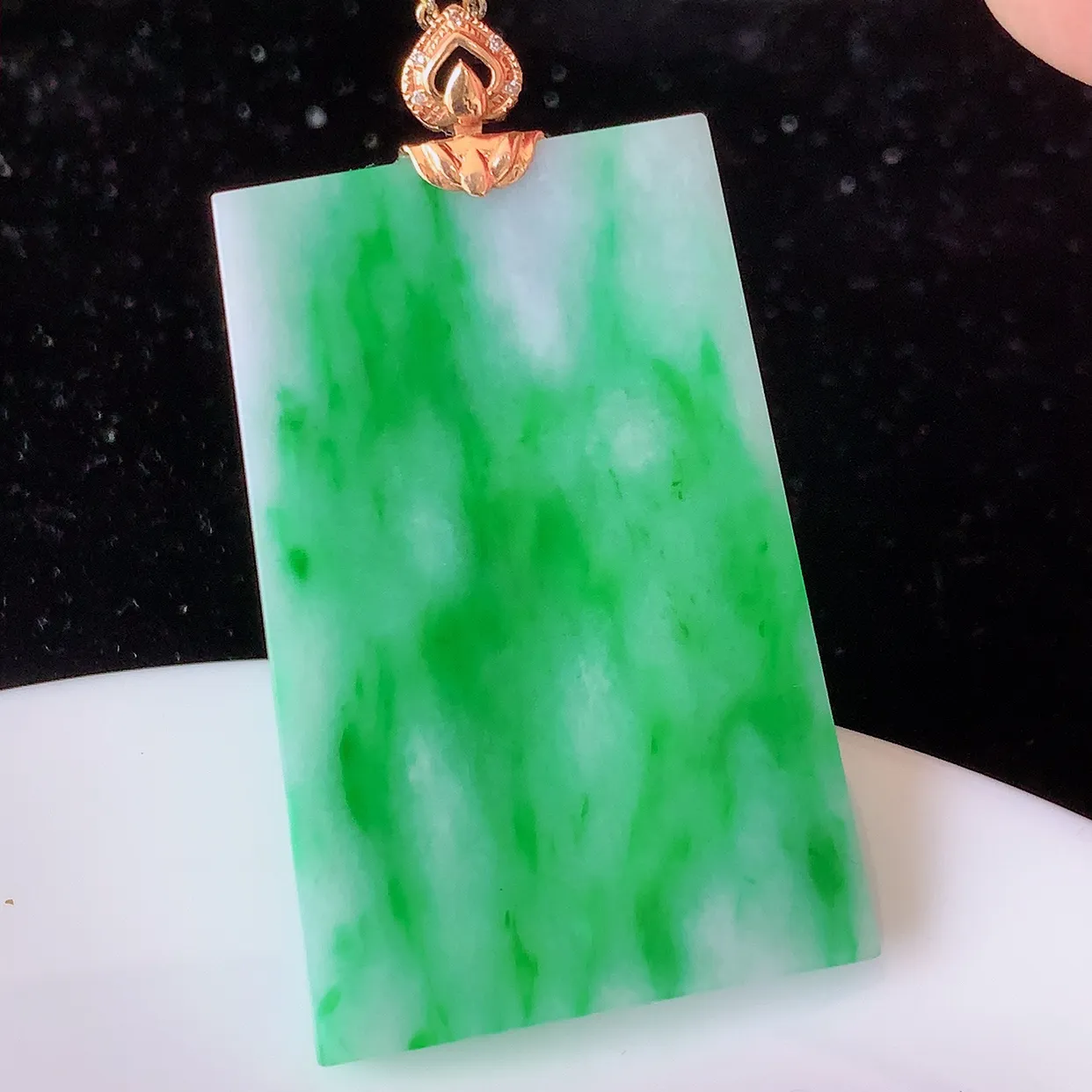 自然光实拍，18K金镶嵌水润飘绿辣绿翡翠平安无事牌吊坠，平平安安，无事牌翠色灵动，佩戴平安时尚！#83.15整体49*28*4.8裸石42*28