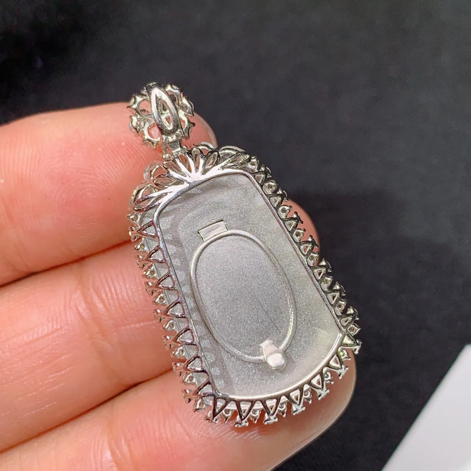 甜绿无事牌吊坠，18k金镶嵌，冰润色阳，种老水足 尺寸32.2*17.3*8.9